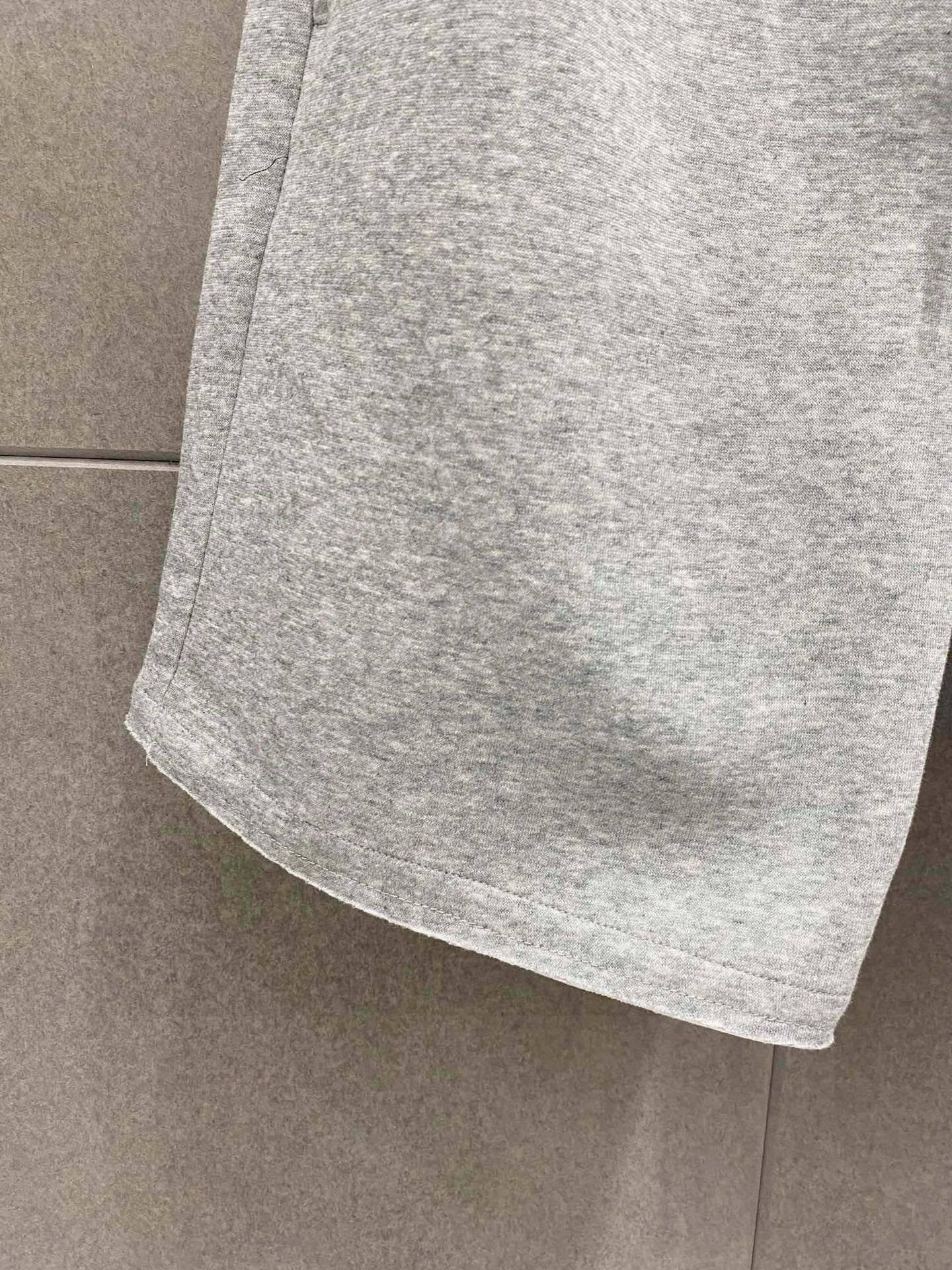 ￼ ￼ ￼ ￼ 路易威登 春夏新款短裤 这款极简表达现代态度。面布63.1%棉36.9聚酯倩维 超薄复合