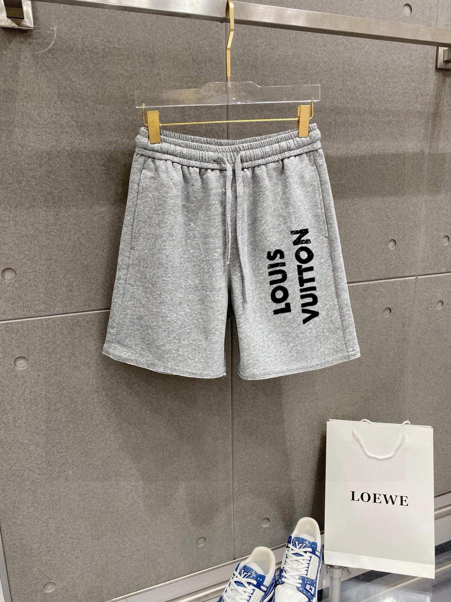 ￼ ￼ ￼ ￼ 路易威登 春夏新款短裤 这款极简表达现代态度。面布63.1%棉36.9聚酯倩维 超薄复合