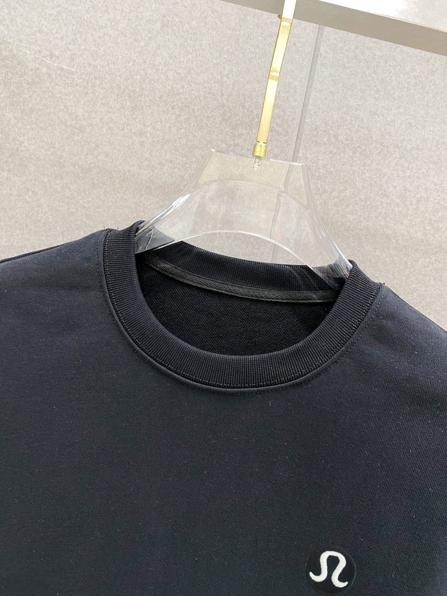 ￼ ￼ ￼ ￼ ￼ ￼ LULU 官网 新款字母印花双层重工字母图案不管是T桖还是卫衣都是每年的爆款单品