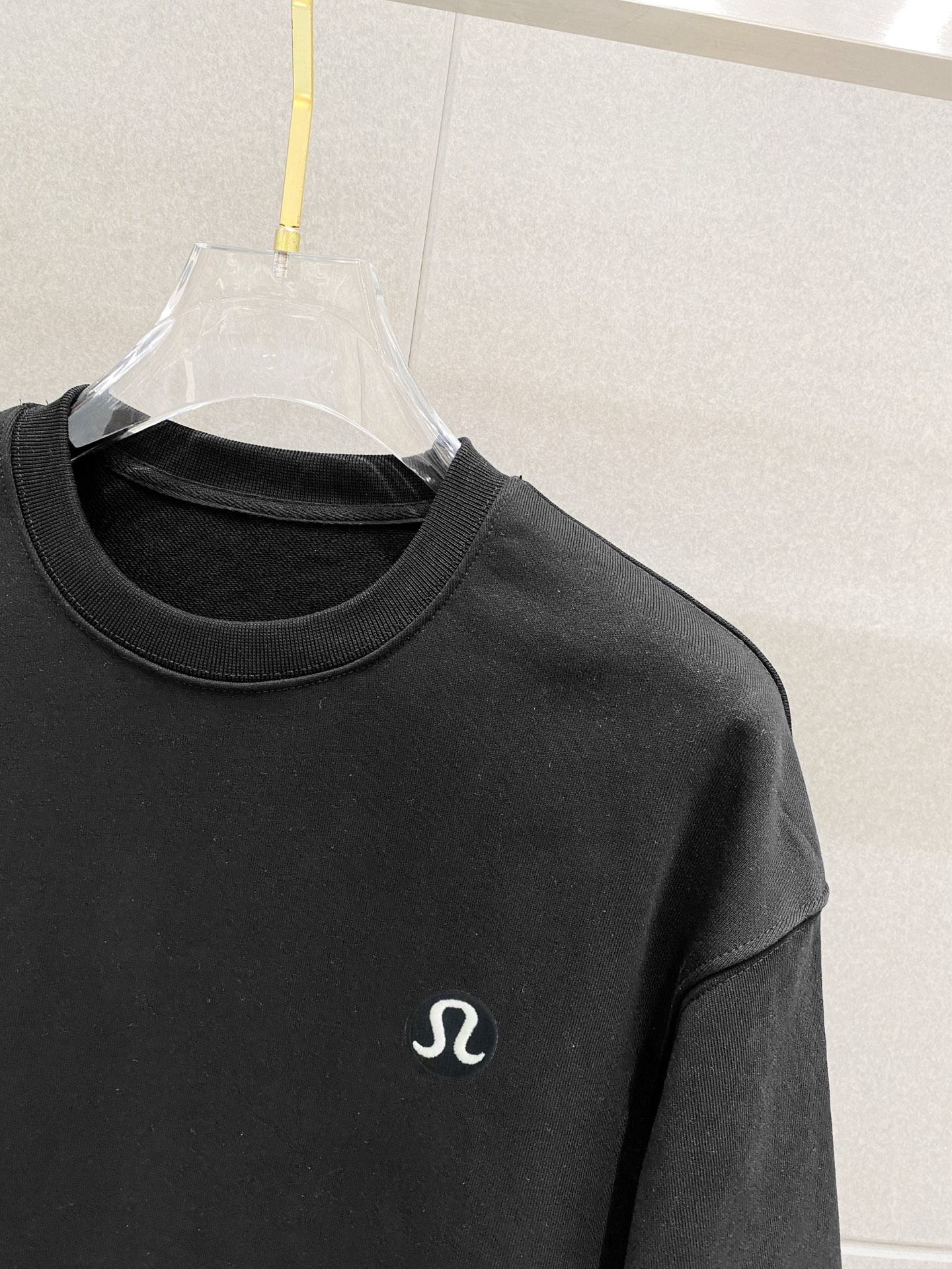 ￼ ￼ ￼ ￼ ￼ ￼ LULU 官网 新款字母印花双层重工字母图案不管是T桖还是卫衣都是每年的爆款单品