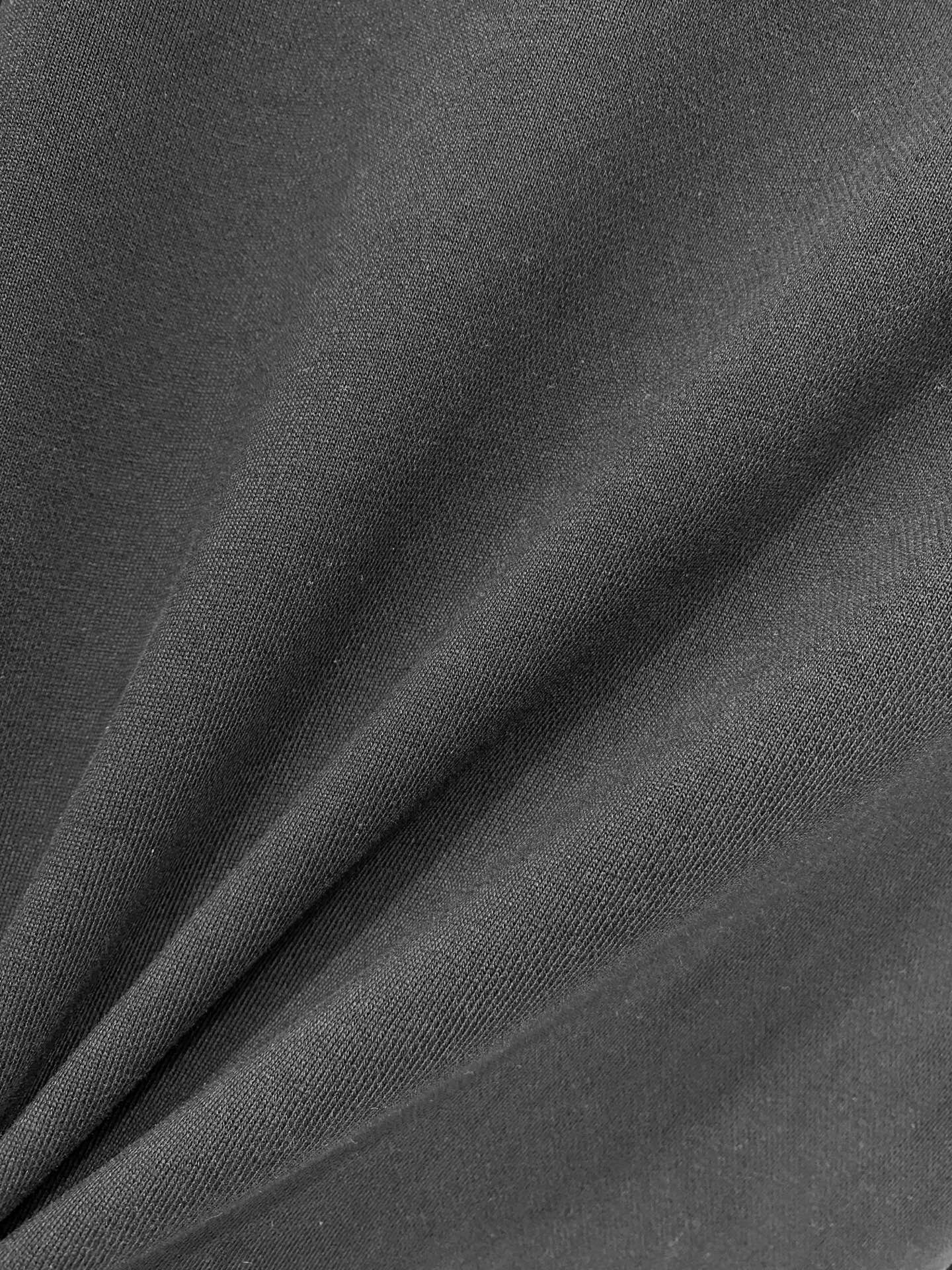 ￼ ￼ ￼ ￼ ￼ ￼ LULU 官网 新款字母印花双层重工字母图案不管是T桖还是卫衣都是每年的爆款单品