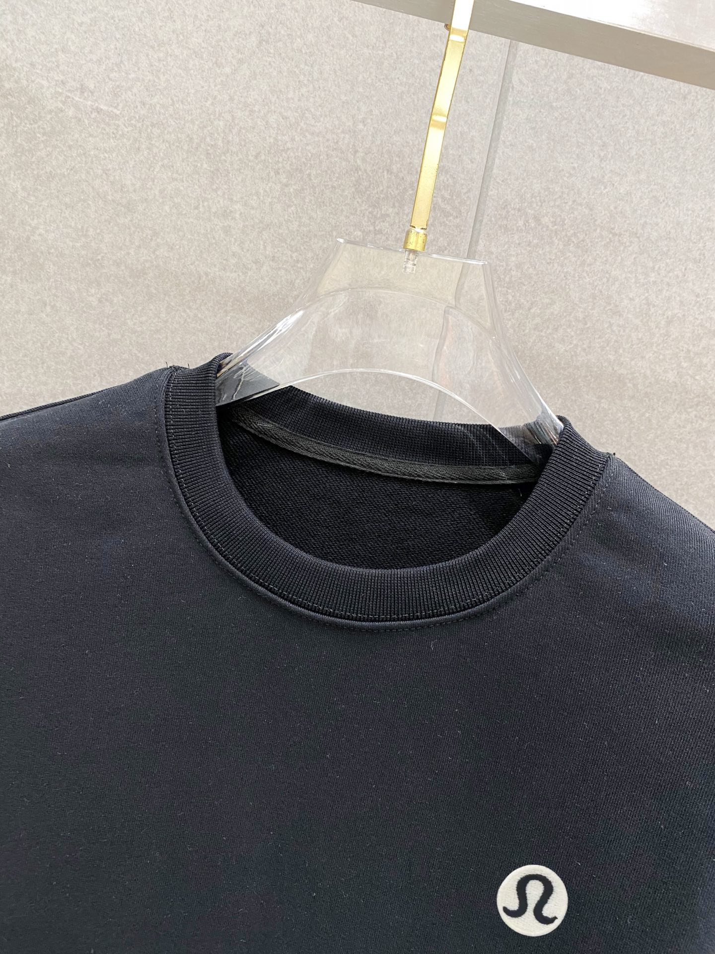 ￼ ￼ ￼ ￼ ￼ ￼ LULU 官网 新款字母印花双层重工字母图案不管是T桖还是卫衣都是每年的爆款单品