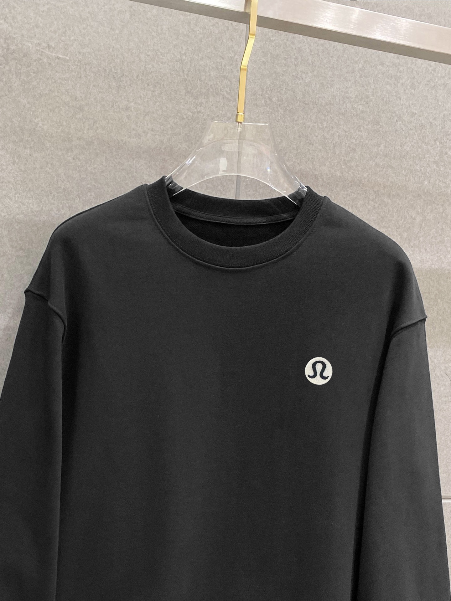 ￼ ￼ ￼ ￼ ￼ ￼ LULU 官网 新款字母印花双层重工字母图案不管是T桖还是卫衣都是每年的爆款单品