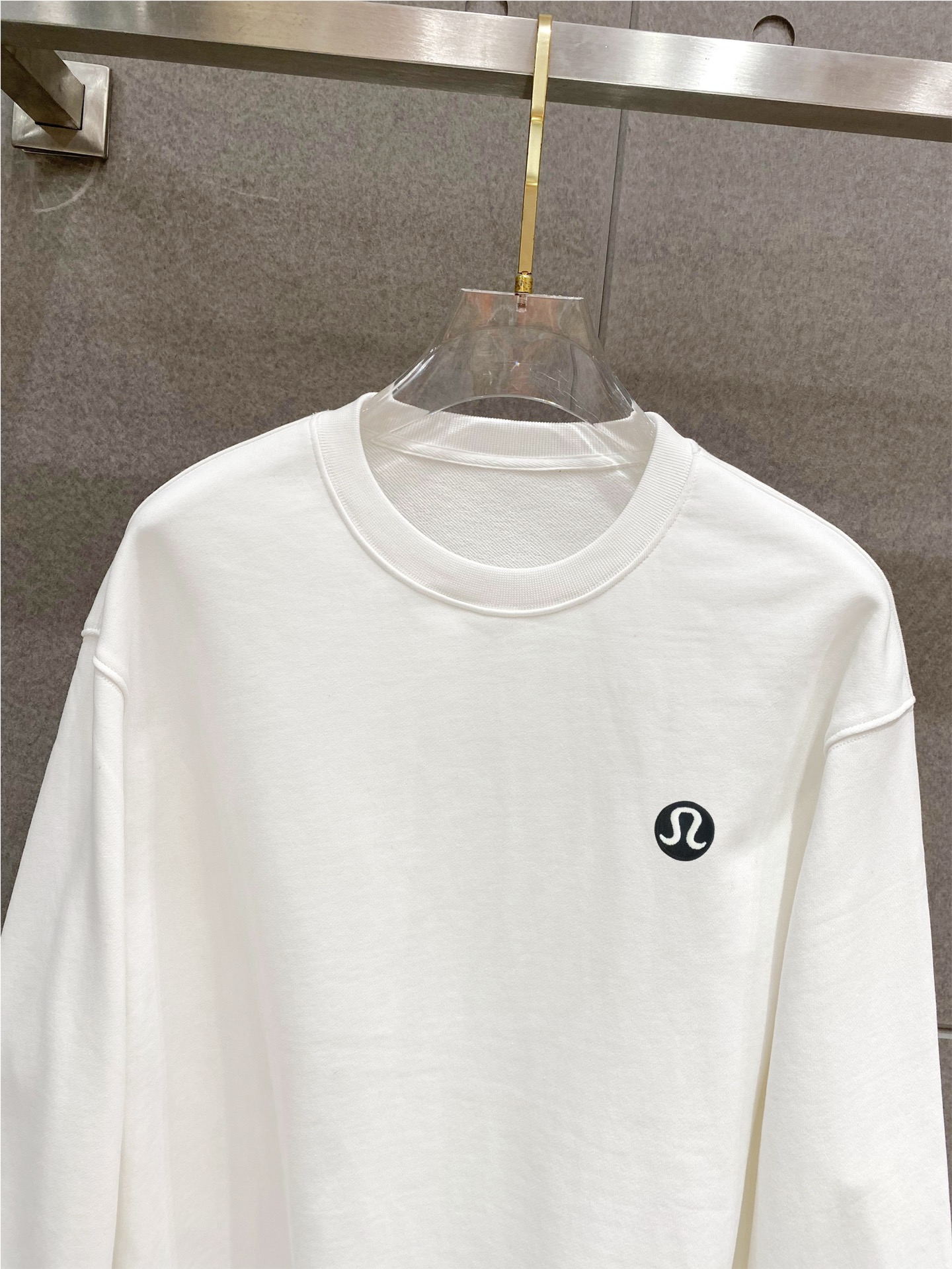 ￼ ￼ ￼ ￼ ￼ ￼ LULU 官网 新款字母印花双层重工字母图案不管是T桖还是卫衣都是每年的爆款单品