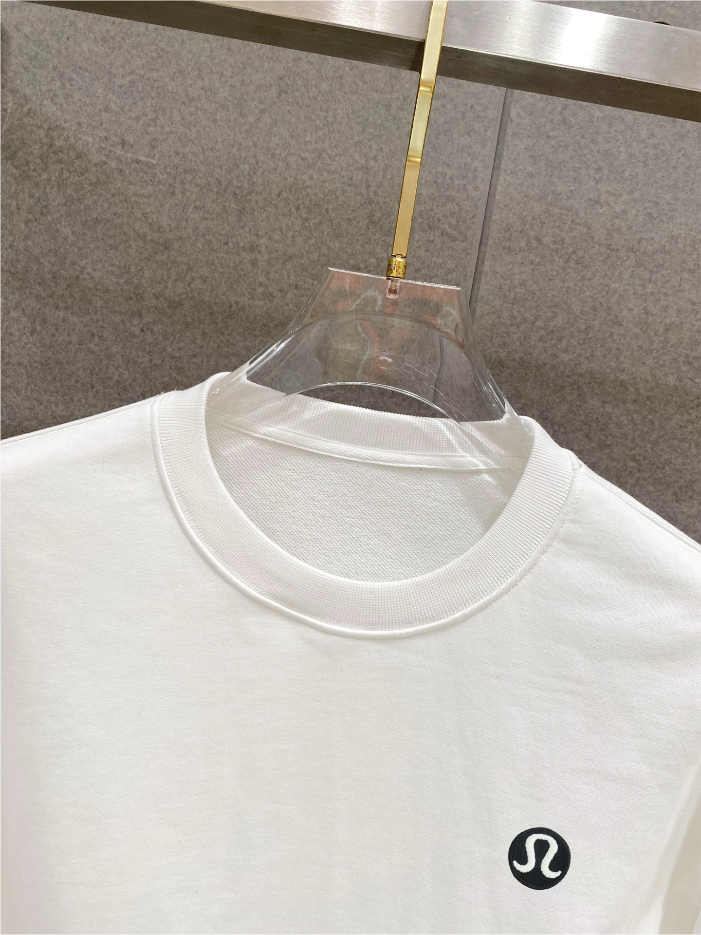 ￼ ￼ ￼ ￼ ￼ ￼ LULU 官网 新款字母印花双层重工字母图案不管是T桖还是卫衣都是每年的爆款单品