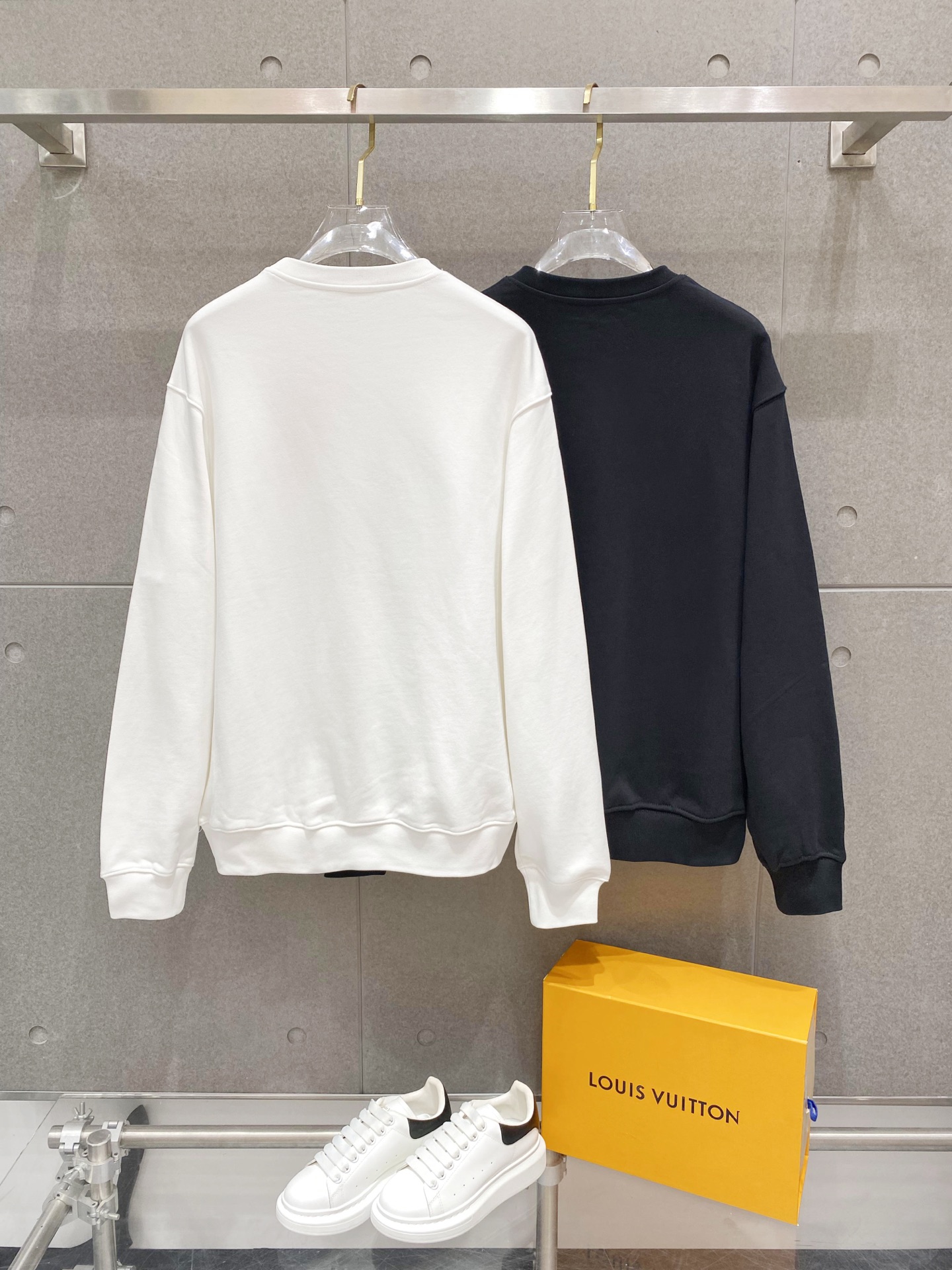 ￼ ￼ ￼ ￼ ￼ ￼ LULU 官网 新款字母印花双层重工字母图案不管是T桖还是卫衣都是每年的爆款单品