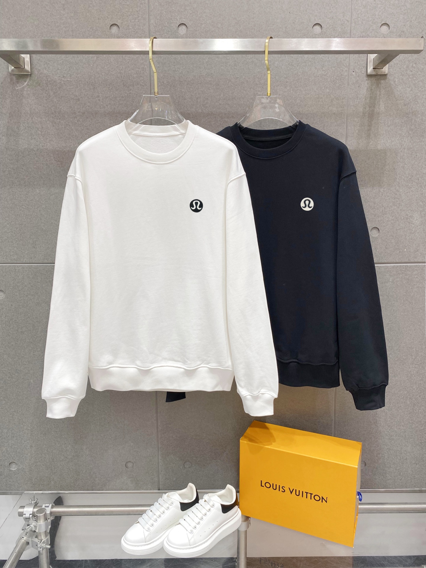 ￼ ￼ ￼ ￼ ￼ ￼ LULU 官网 新款字母印花双层重工字母图案不管是T桖还是卫衣都是每年的爆款单品