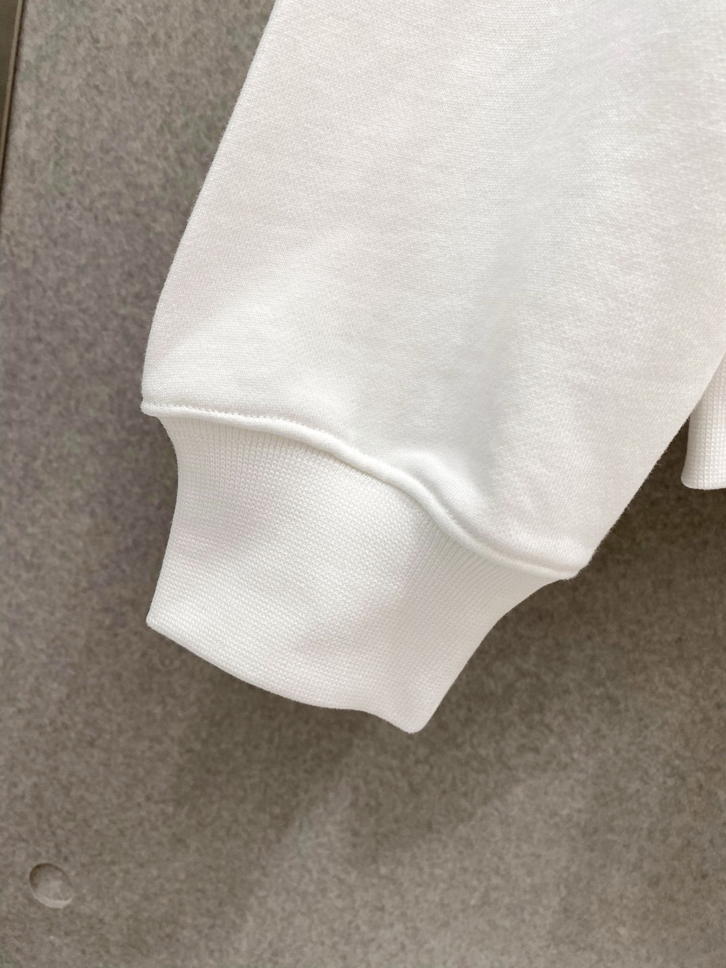 ￼ ￼ ￼ ￼ ￼ ￼ LULU 官网 新款字母印花双层重工字母图案不管是T桖还是卫衣都是每年的爆款单品