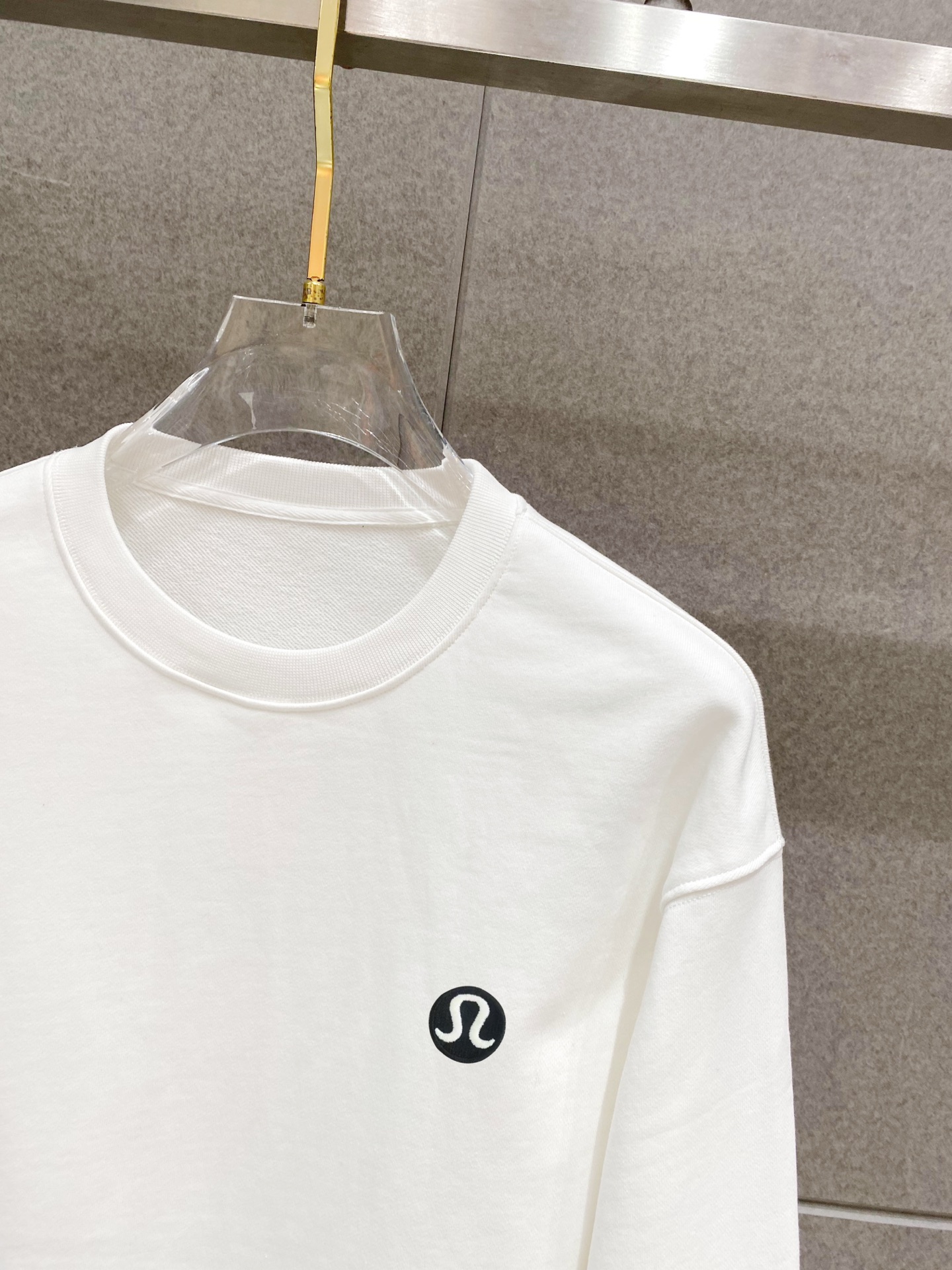 ￼ ￼ ￼ ￼ ￼ ￼ LULU 官网 新款字母印花双层重工字母图案不管是T桖还是卫衣都是每年的爆款单品