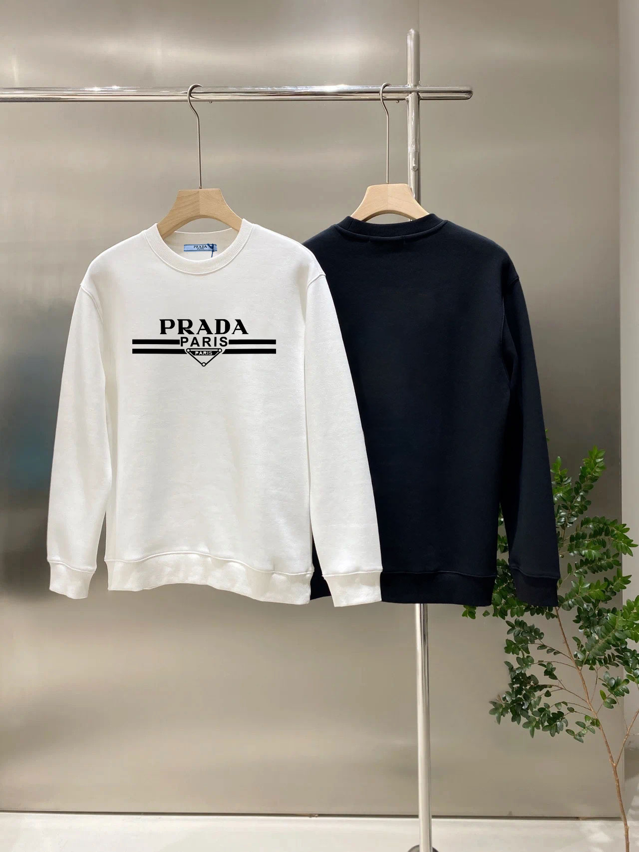 NO:525284,Prada Official Website New letter printing double-layer heavy-duty letter patterns are popular items every year, whether it is a T-pattern or a sweatshirt. The front large-area printing is direct sprayed by Dakangli digital printing machine. The cost is extremely high. After many debugging and shaping, the color difference is restored to nearly 99% from the original. Different from the market junk offset printing version. Super labor-consuming. The fabric is exclusively customized and dyed 400 grams. Cotton double strand M-3XL black and white 2 colors (refer to 182160 to wear L fit) 220 catties can be worn. Large chest circumference clothes. Long sleeves. Length M 56 7166 L58 7367 XL 60 7568 2XL 62 77 69 3XL 64 7970,,prada,hoodie,sweatshirts,alexander  wang19860909普拉达 官网 新款字母印花双层重工字母图案不管是T桖还是卫衣都是每年的爆款单品 前幅大面积印花采用大康丽数码印花机直喷 成本极高 经过多次的调试打版图案色差还原度与原版接近百分之99 区别市场垃圾胶印版本 超级费工时 面料采用独家定制定染400克 棉双股 M-3XL 黑白2色（参考182160穿L合身）220斤可穿 偏大  胸 围 衣 长 袖 长 M 56 7166 L58 7367 XL 60 7568 2XL 62 77 69 3XL 64 7970,,prada,hoodie,sweatshirts,alexander wang,Men's clothing