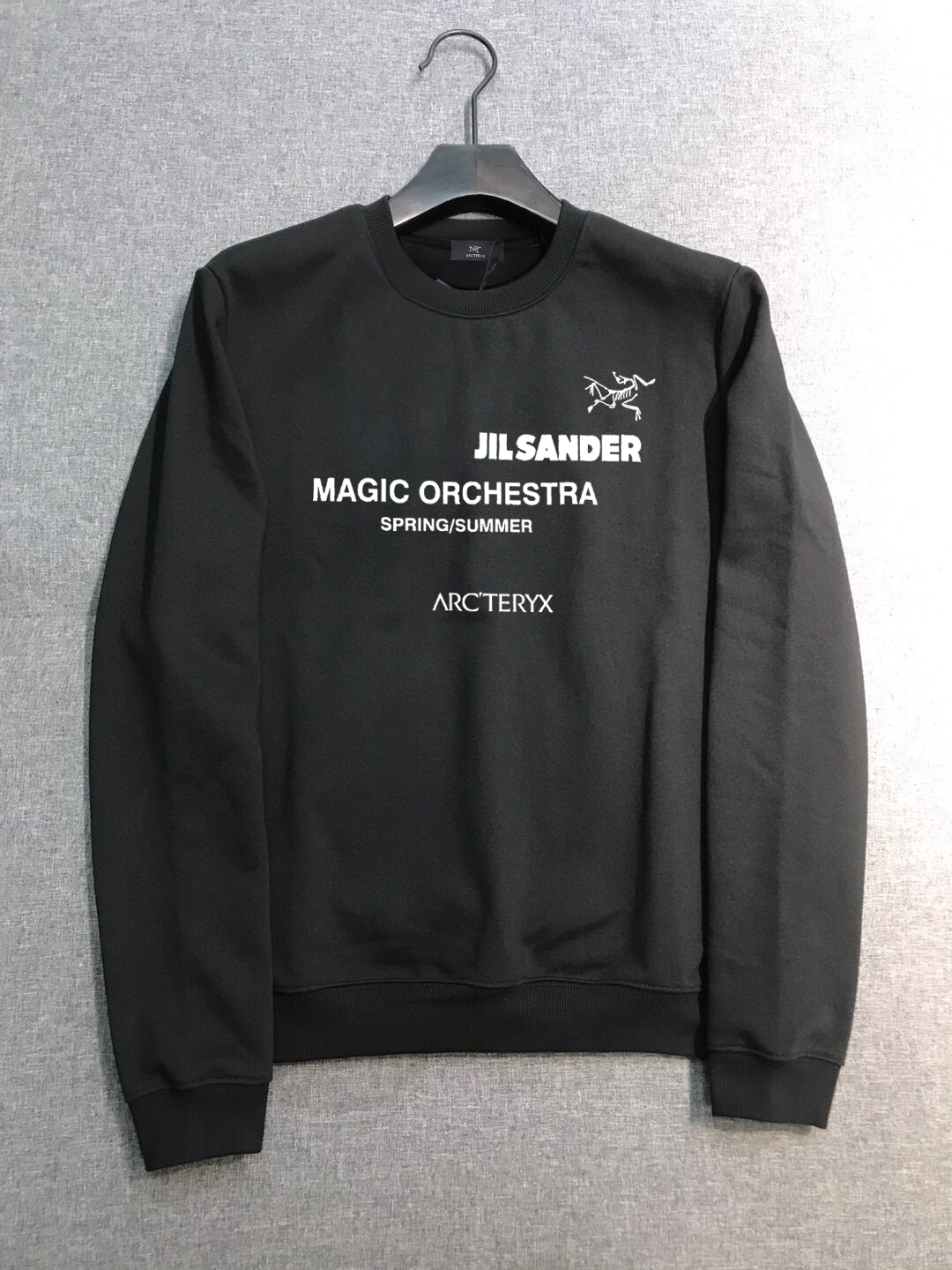 ￼ ￼ ￼ ￼ ￼ ￼ 始祖鸟 官网 新款字母印花双层重工字母图案不管是T桖还是卫衣都是每年的爆款单品 