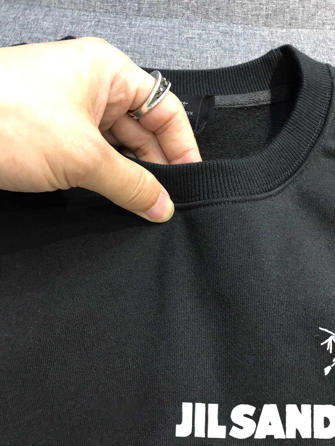 ￼ ￼ ￼ ￼ ￼ ￼ 始祖鸟 官网 新款字母印花双层重工字母图案不管是T桖还是卫衣都是每年的爆款单品 