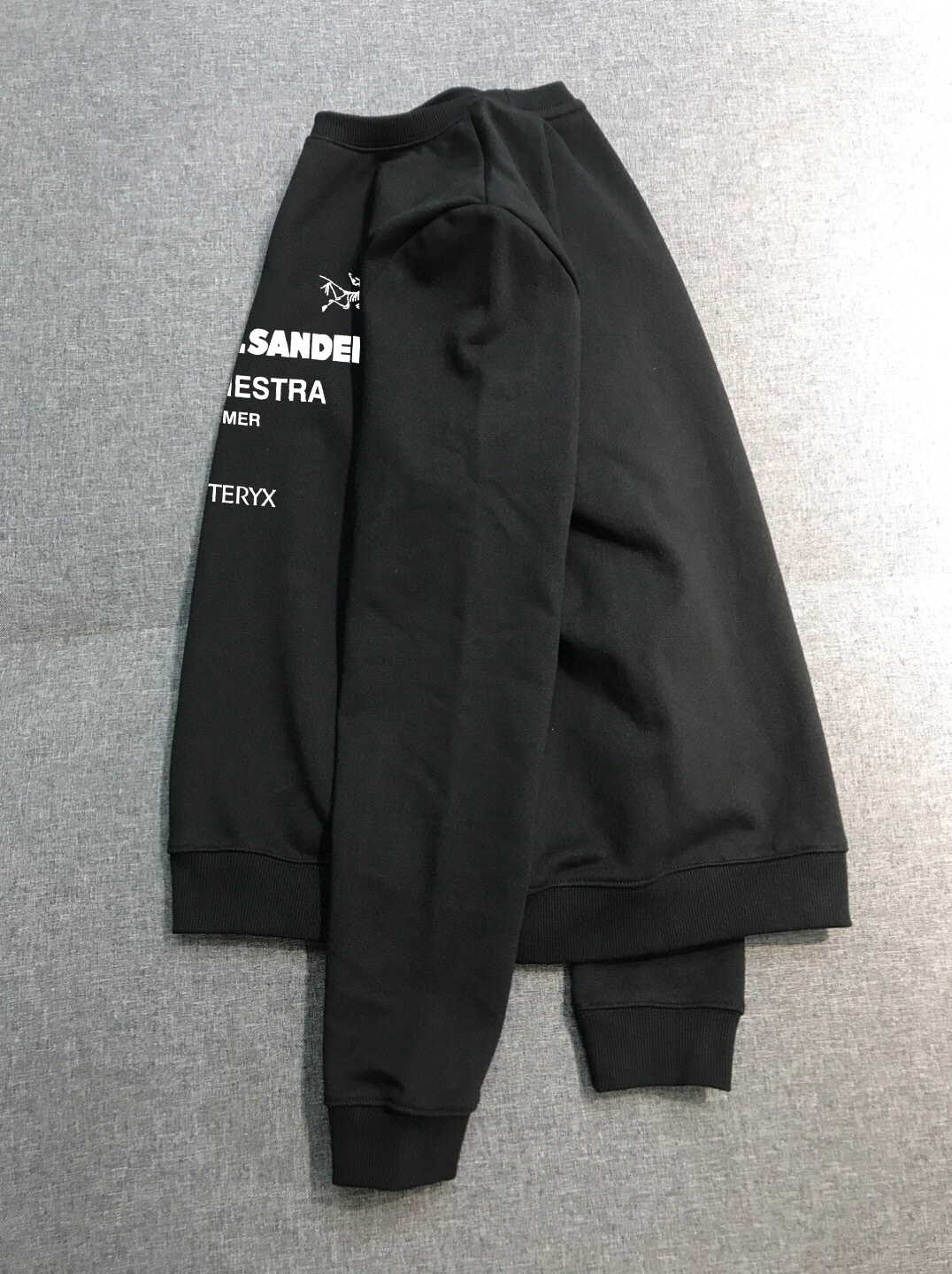 ￼ ￼ ￼ ￼ ￼ ￼ 始祖鸟 官网 新款字母印花双层重工字母图案不管是T桖还是卫衣都是每年的爆款单品 