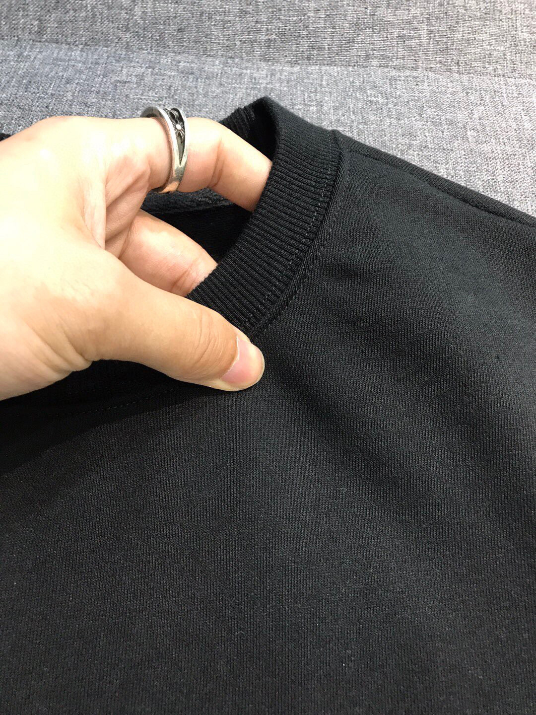 ￼ ￼ ￼ ￼ ￼ ￼ 始祖鸟 官网 新款字母印花双层重工字母图案不管是T桖还是卫衣都是每年的爆款单品 