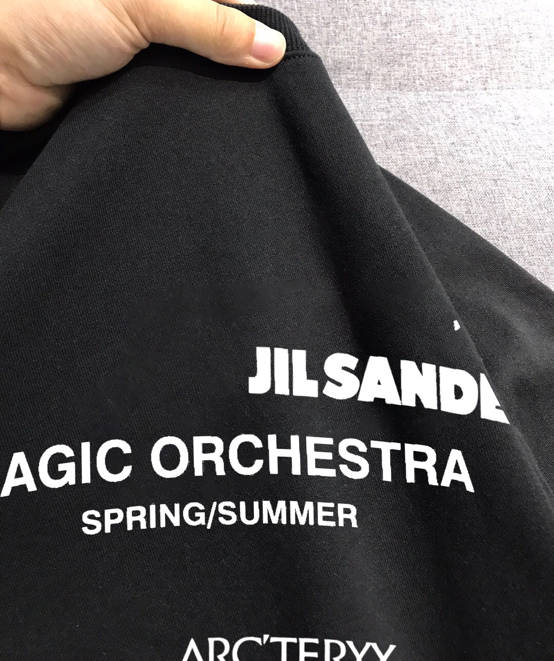 ￼ ￼ ￼ ￼ ￼ ￼ 始祖鸟 官网 新款字母印花双层重工字母图案不管是T桖还是卫衣都是每年的爆款单品 