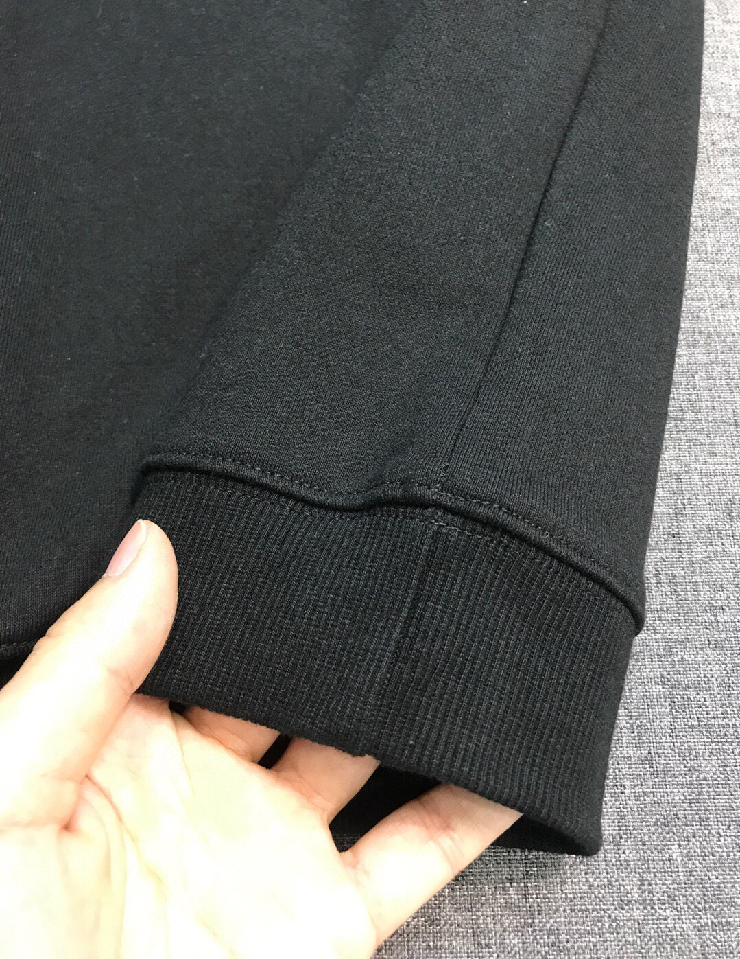 ￼ ￼ ￼ ￼ ￼ ￼ 始祖鸟 官网 新款字母印花双层重工字母图案不管是T桖还是卫衣都是每年的爆款单品 