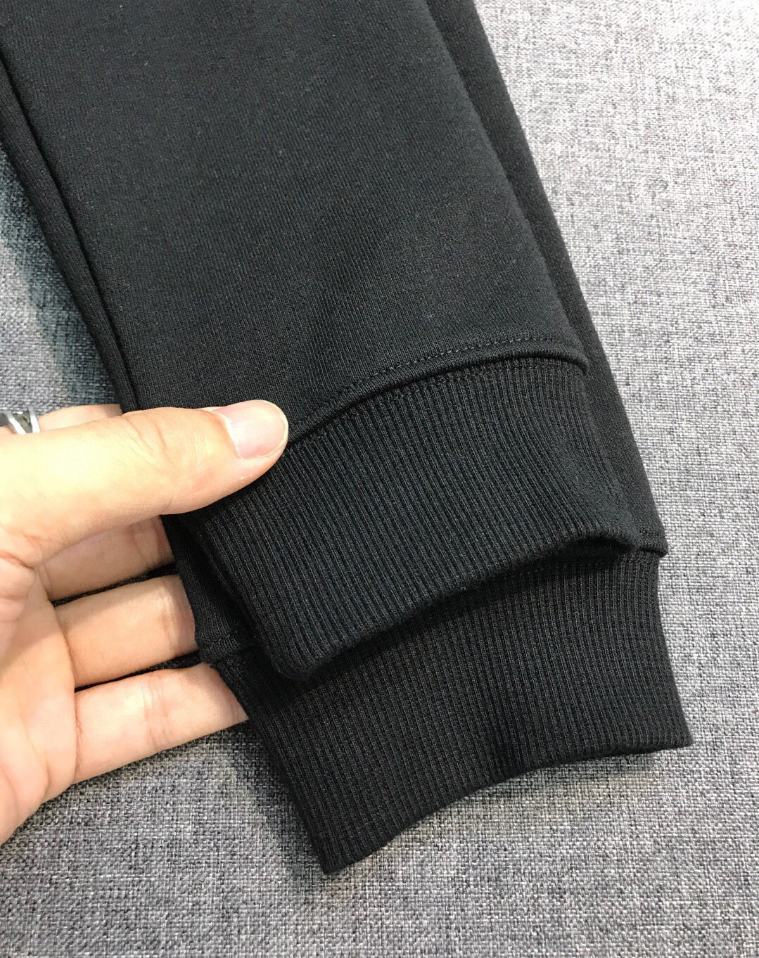 ￼ ￼ ￼ ￼ ￼ ￼ 始祖鸟 官网 新款字母印花双层重工字母图案不管是T桖还是卫衣都是每年的爆款单品 