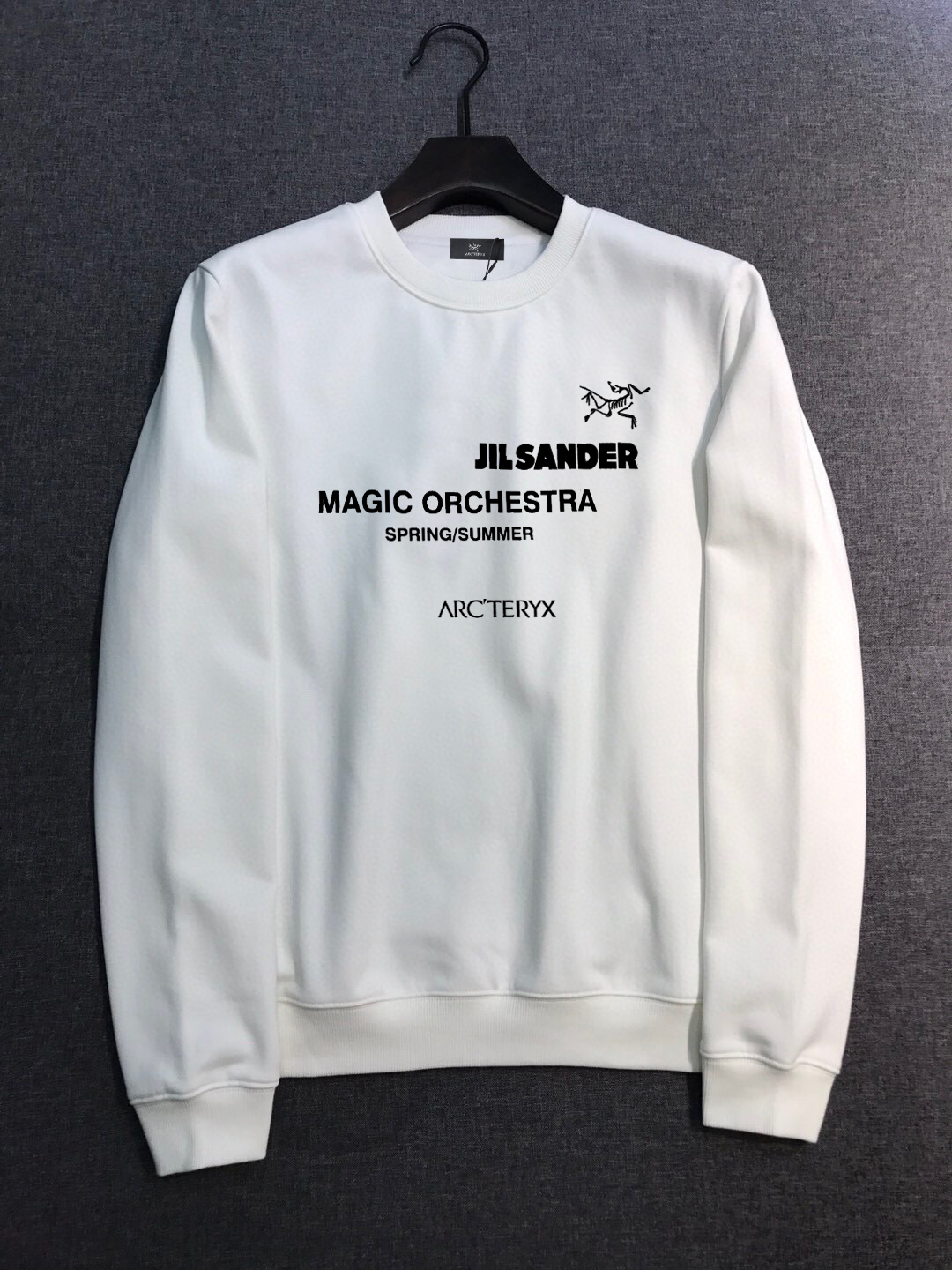 ￼ ￼ ￼ ￼ ￼ ￼ 始祖鸟 官网 新款字母印花双层重工字母图案不管是T桖还是卫衣都是每年的爆款单品 