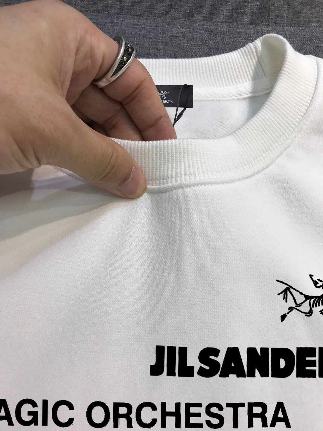 ￼ ￼ ￼ ￼ ￼ ￼ 始祖鸟 官网 新款字母印花双层重工字母图案不管是T桖还是卫衣都是每年的爆款单品 