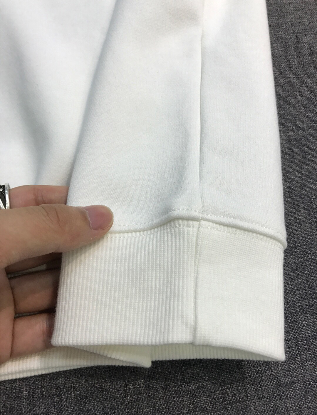 ￼ ￼ ￼ ￼ ￼ ￼ 始祖鸟 官网 新款字母印花双层重工字母图案不管是T桖还是卫衣都是每年的爆款单品 