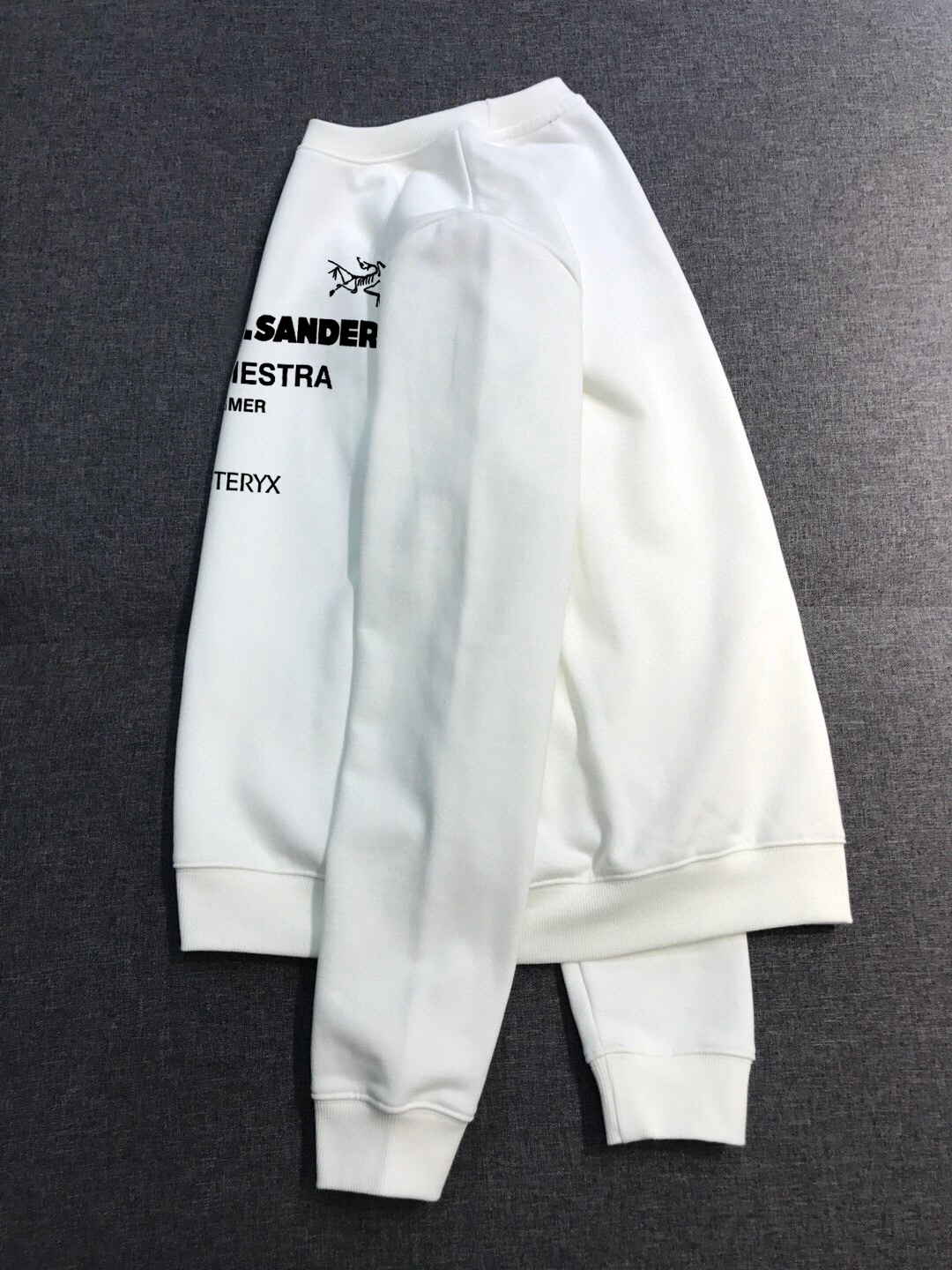 ￼ ￼ ￼ ￼ ￼ ￼ 始祖鸟 官网 新款字母印花双层重工字母图案不管是T桖还是卫衣都是每年的爆款单品 