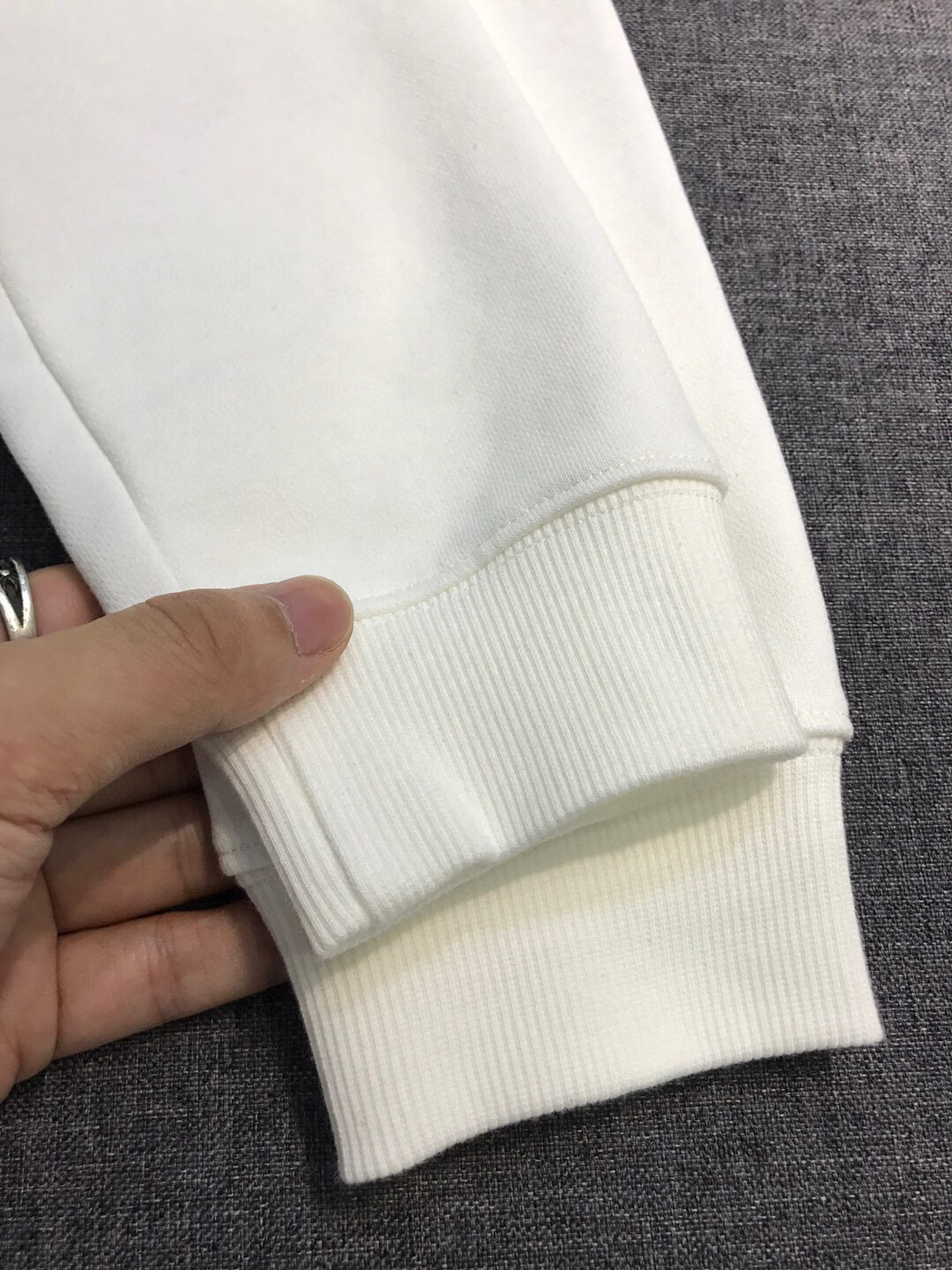 ￼ ￼ ￼ ￼ ￼ ￼ 始祖鸟 官网 新款字母印花双层重工字母图案不管是T桖还是卫衣都是每年的爆款单品 