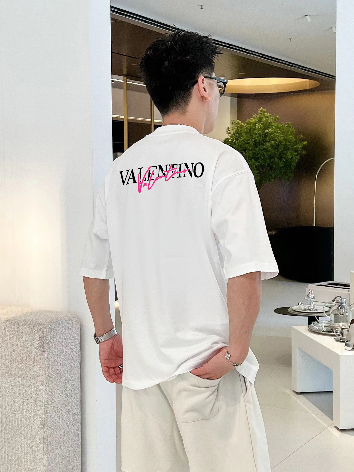 ￼ ￼ ￼ ￼ ￼ ￼ ￼ ￼ ￼￼ 华伦天奴 新款字母印花双层重工短袖T桖 字母图案不管是T桖还是卫衣