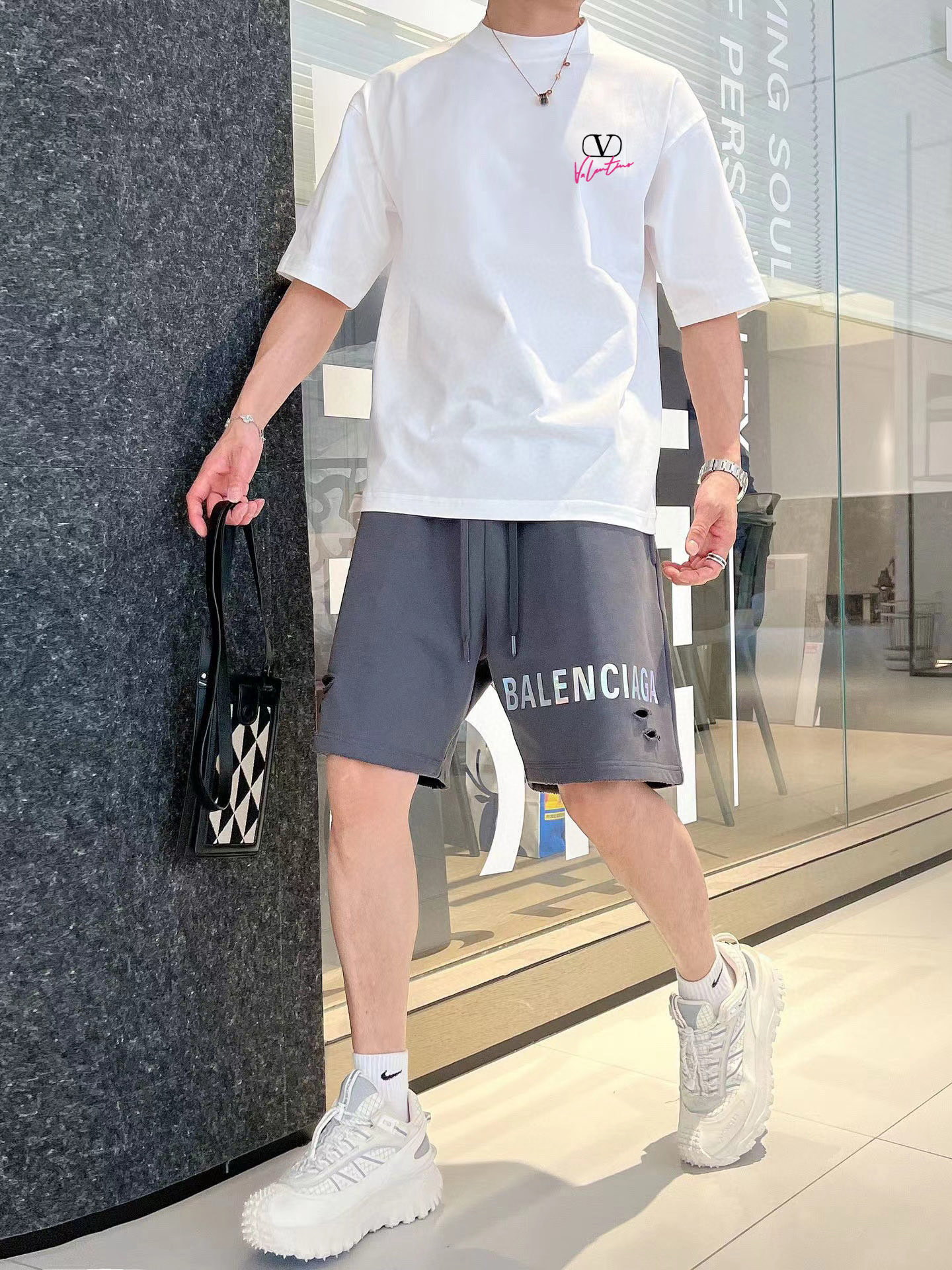 ￼ ￼ ￼ ￼ ￼ ￼ ￼ ￼ ￼￼ 华伦天奴 新款字母印花双层重工短袖T桖 字母图案不管是T桖还是卫衣