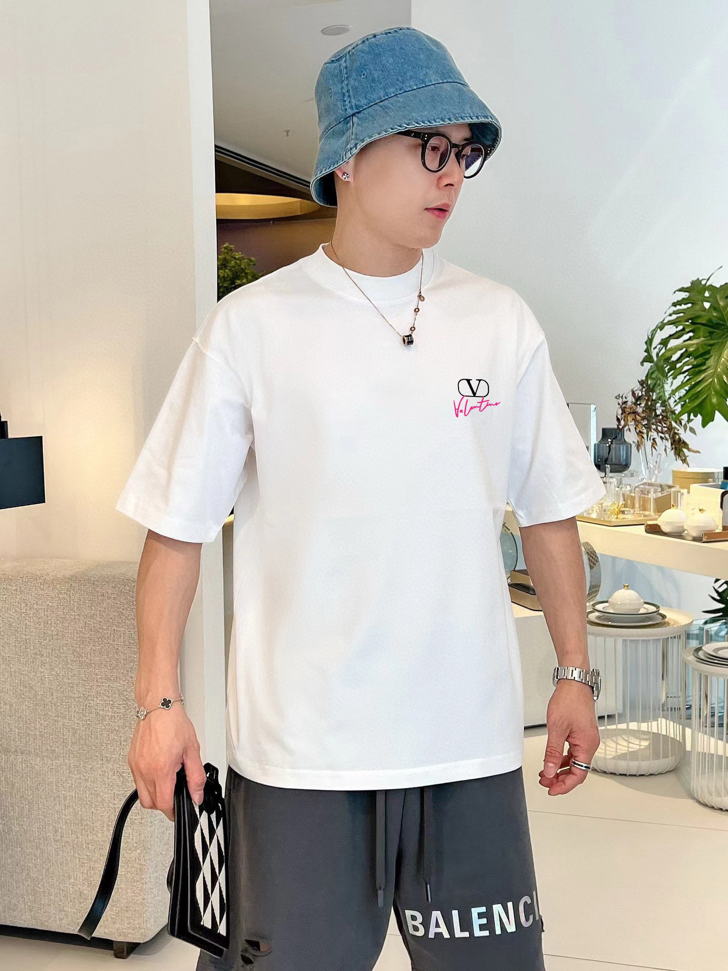 ￼ ￼ ￼ ￼ ￼ ￼ ￼ ￼ ￼￼ 华伦天奴 新款字母印花双层重工短袖T桖 字母图案不管是T桖还是卫衣