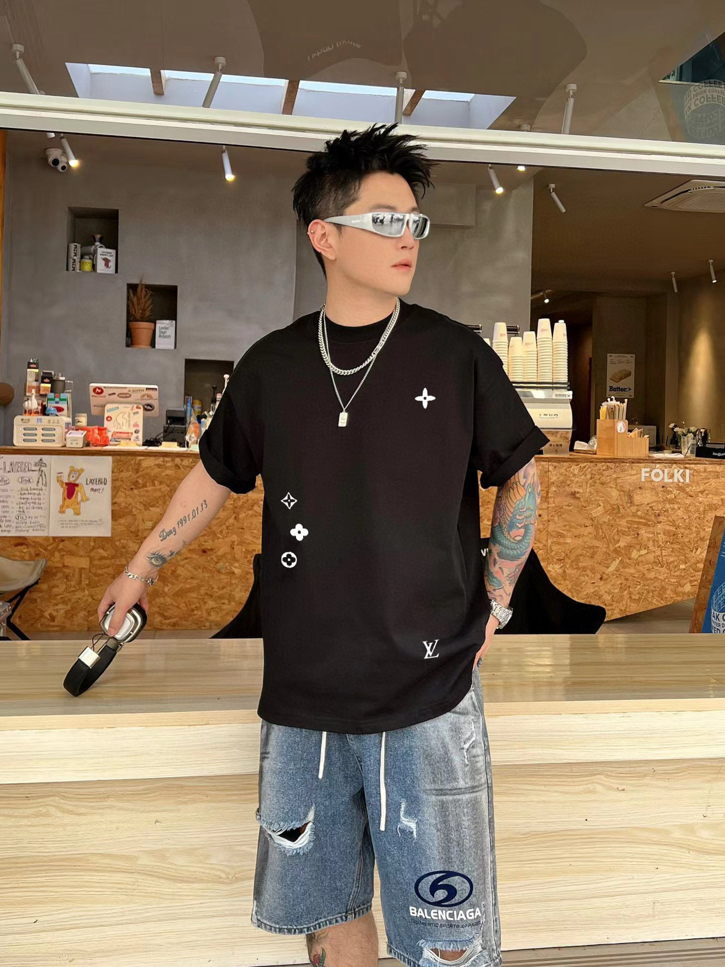 ￼ ￼ ￼ ￼ ￼ ￼ ￼ ￼ ￼￼ 路易威登 新款字母印花双层重工短袖T桖 字母图案不管是T桖还是卫衣