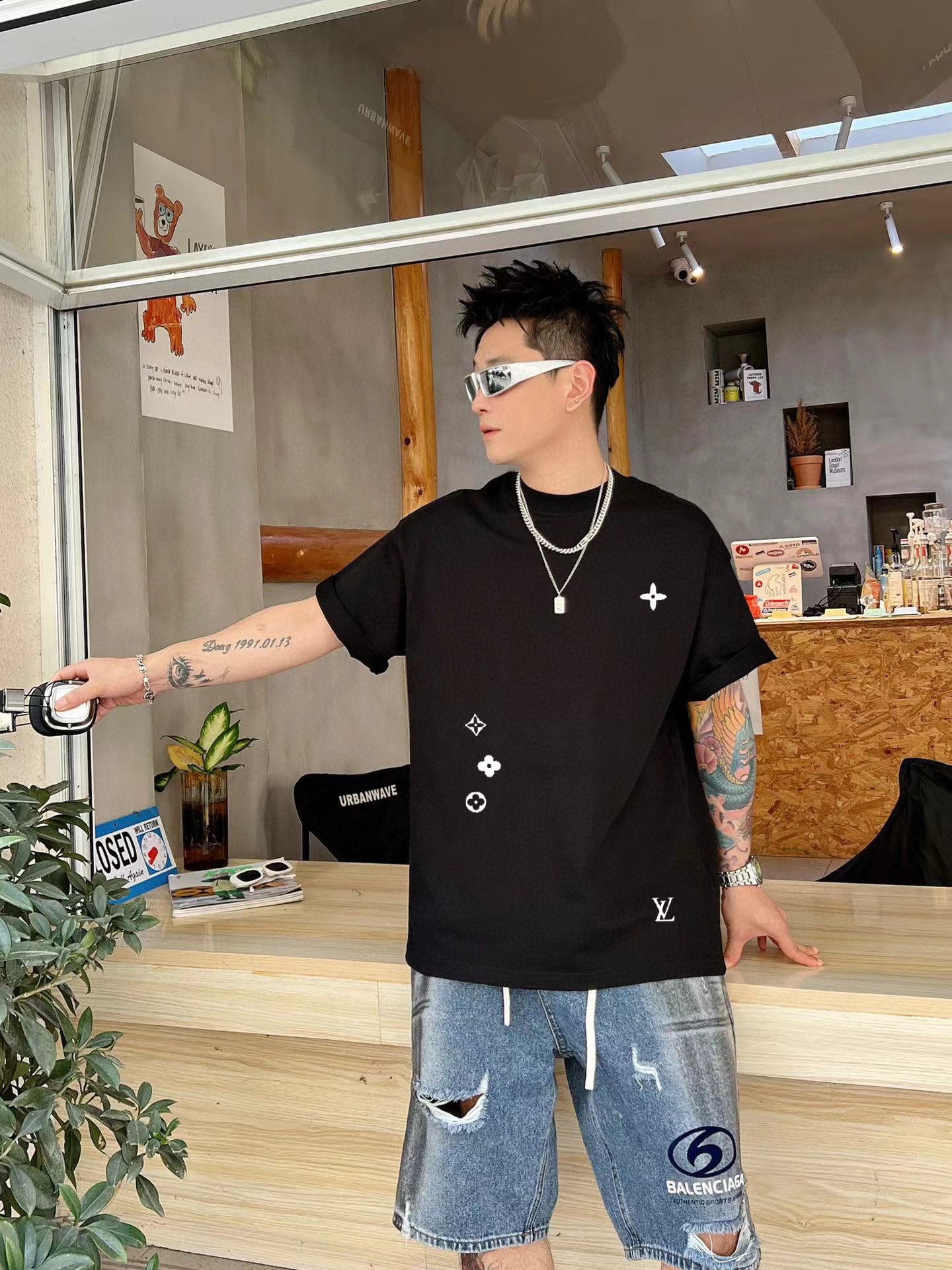 ￼ ￼ ￼ ￼ ￼ ￼ ￼ ￼ ￼￼ 路易威登 新款字母印花双层重工短袖T桖 字母图案不管是T桖还是卫衣