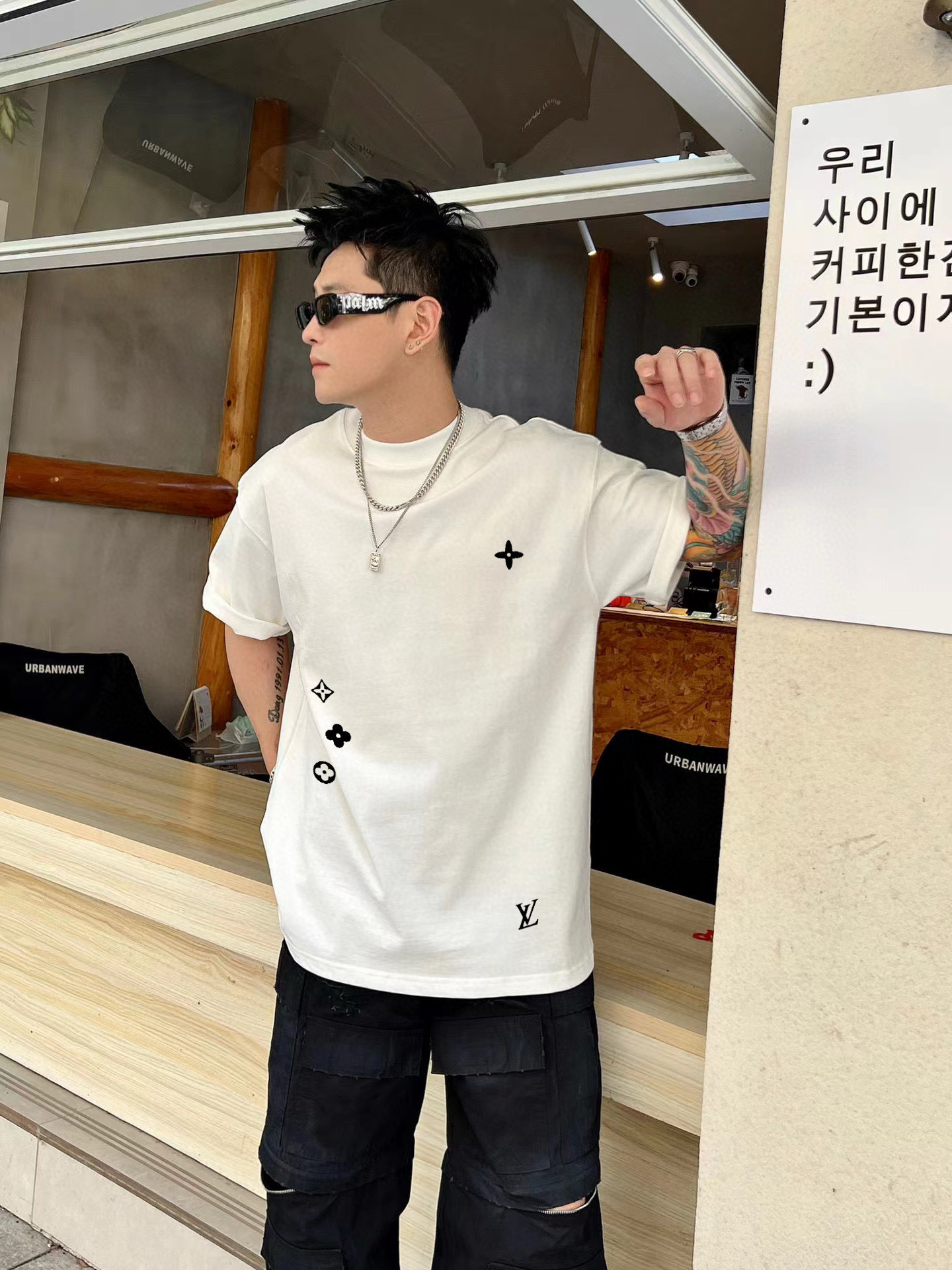 ￼ ￼ ￼ ￼ ￼ ￼ ￼ ￼ ￼￼ 路易威登 新款字母印花双层重工短袖T桖 字母图案不管是T桖还是卫衣