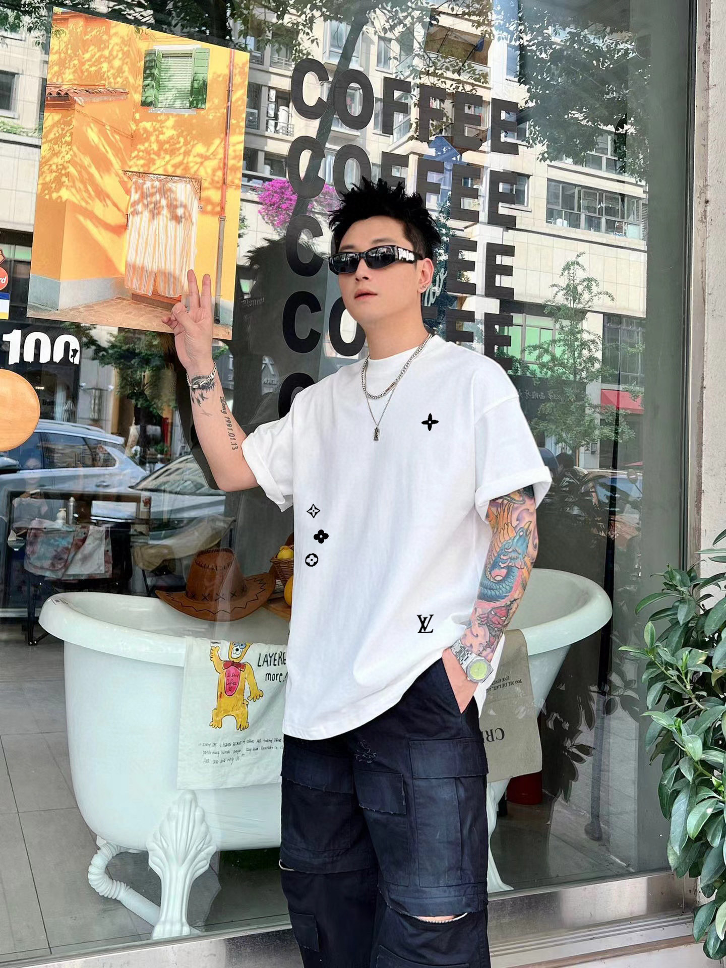 ￼ ￼ ￼ ￼ ￼ ￼ ￼ ￼ ￼￼ 路易威登 新款字母印花双层重工短袖T桖 字母图案不管是T桖还是卫衣