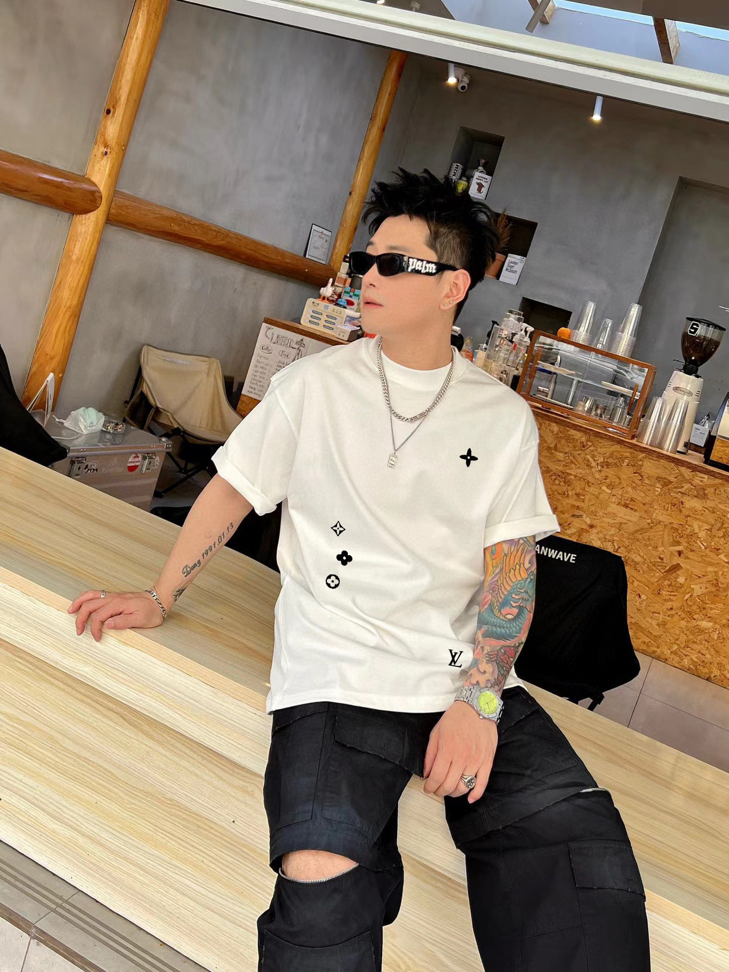 ￼ ￼ ￼ ￼ ￼ ￼ ￼ ￼ ￼￼ 路易威登 新款字母印花双层重工短袖T桖 字母图案不管是T桖还是卫衣