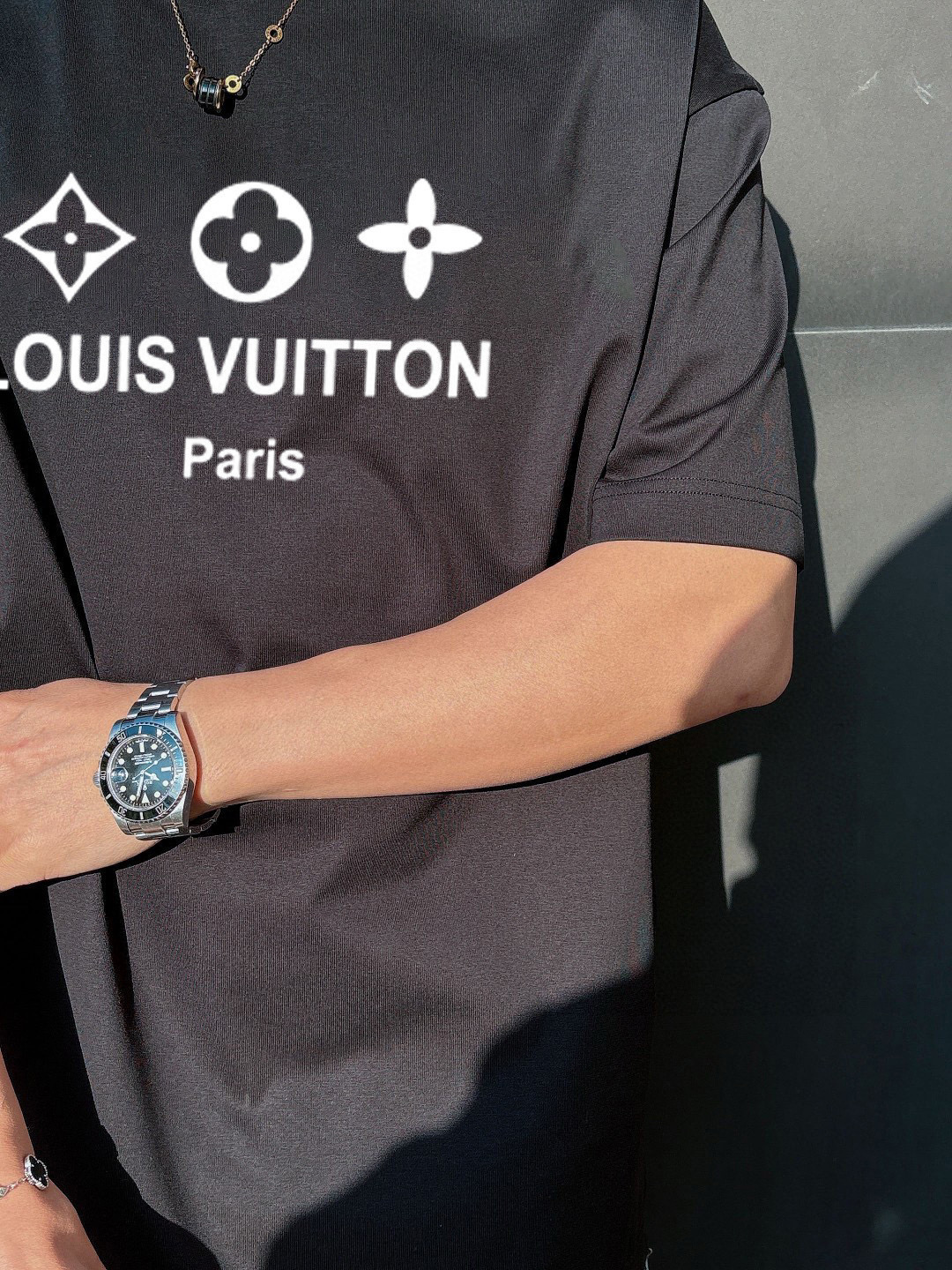 ￼ ￼ ￼ ￼ ￼ ￼ ￼ ￼ ￼￼ 路易威登 新款字母印花双层重工短袖T桖 字母图案不管是T桖还是卫衣