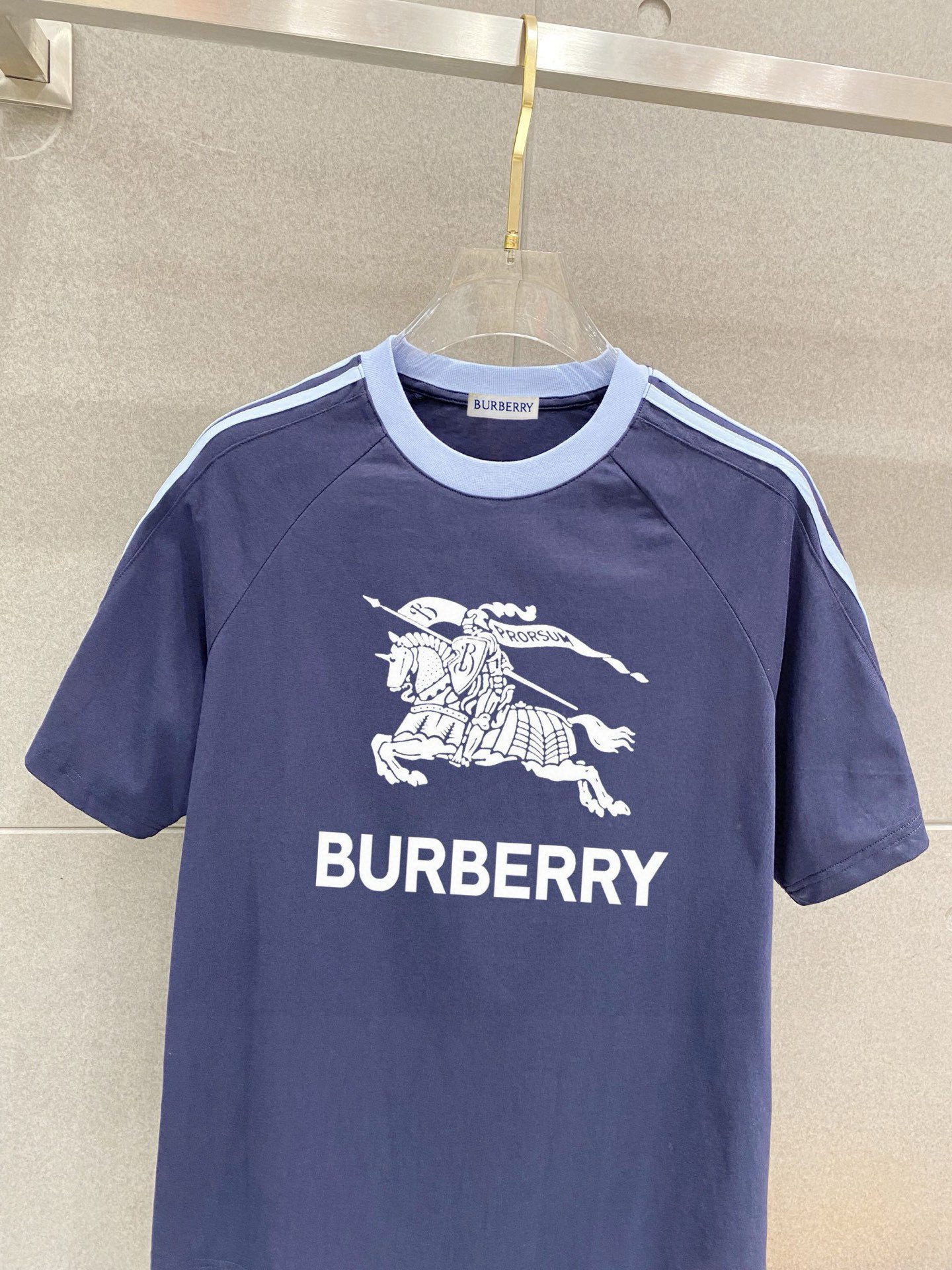 巴宝莉 25官网同步发售 欧美流行趋势 洗水分层工艺 洗水纯棉面料 柔软舒适细腻 大幅印花 提升档次 宽