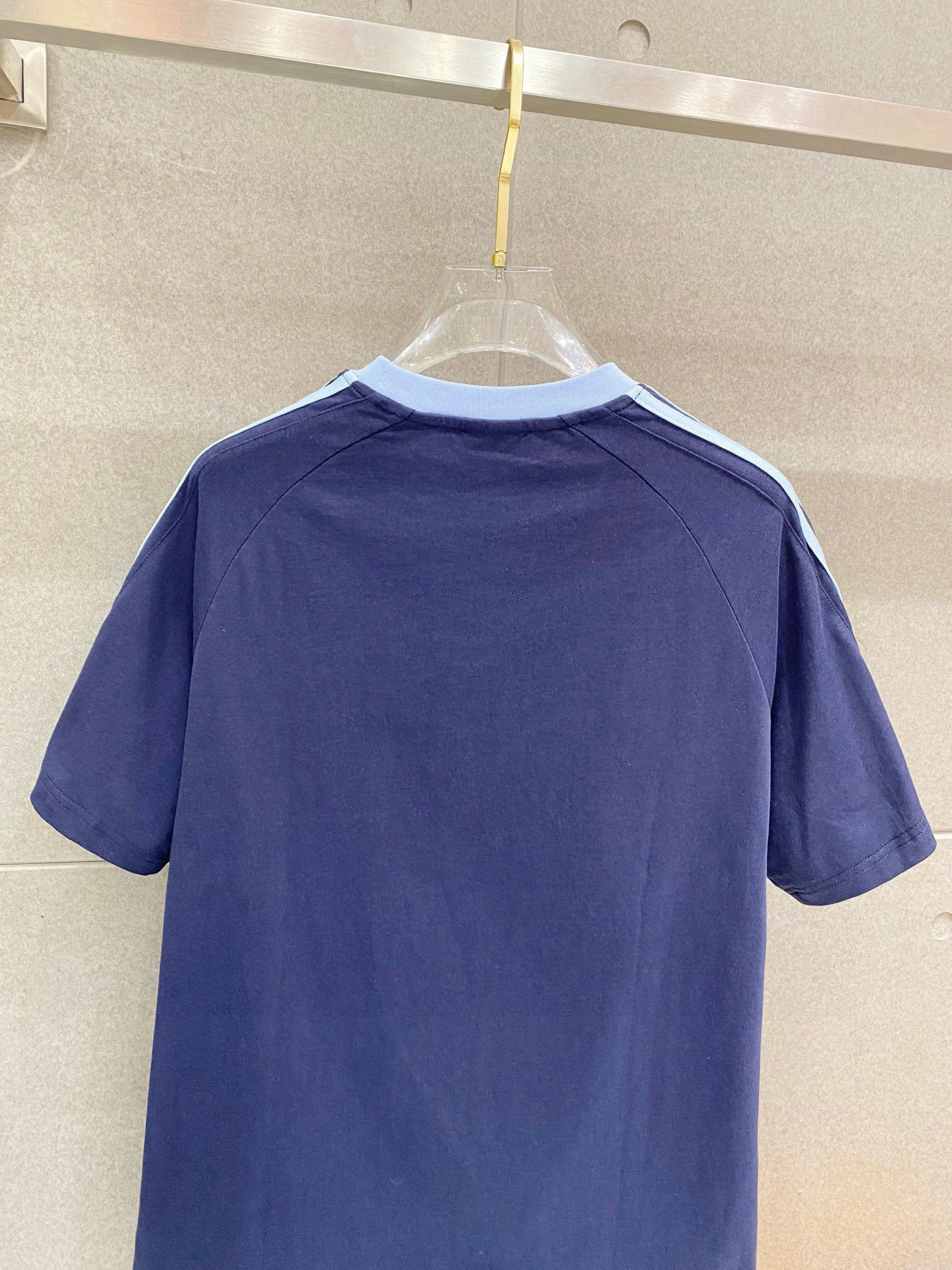 巴宝莉 25官网同步发售 欧美流行趋势 洗水分层工艺 洗水纯棉面料 柔软舒适细腻 大幅印花 提升档次 宽