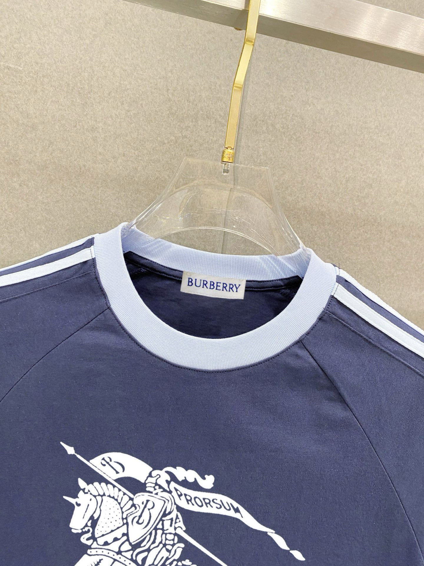 巴宝莉 25官网同步发售 欧美流行趋势 洗水分层工艺 洗水纯棉面料 柔软舒适细腻 大幅印花 提升档次 宽