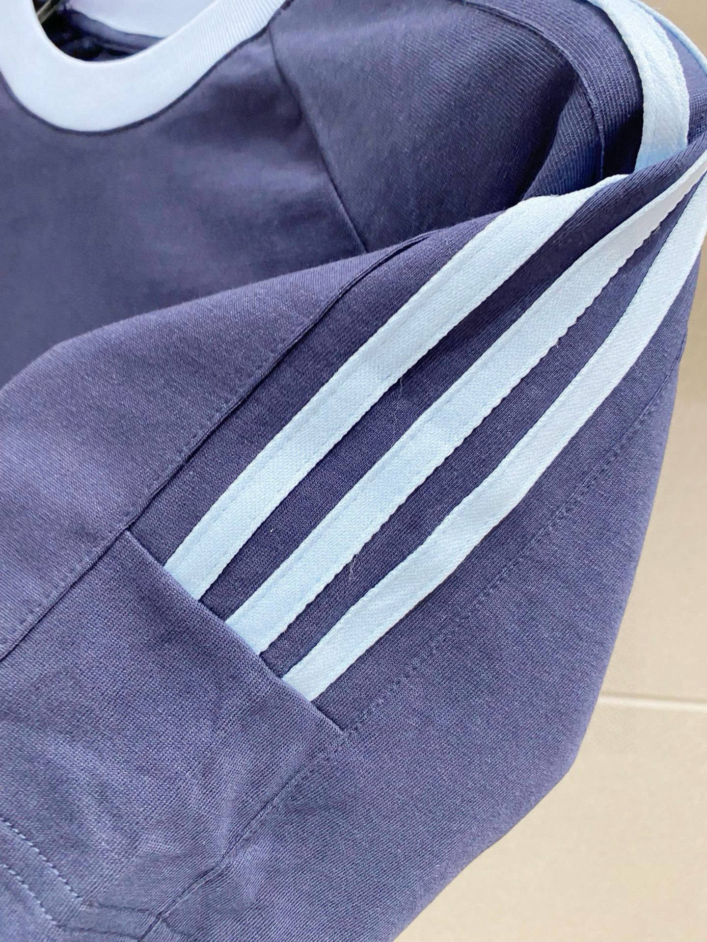 巴宝莉 25官网同步发售 欧美流行趋势 洗水分层工艺 洗水纯棉面料 柔软舒适细腻 大幅印花 提升档次 宽