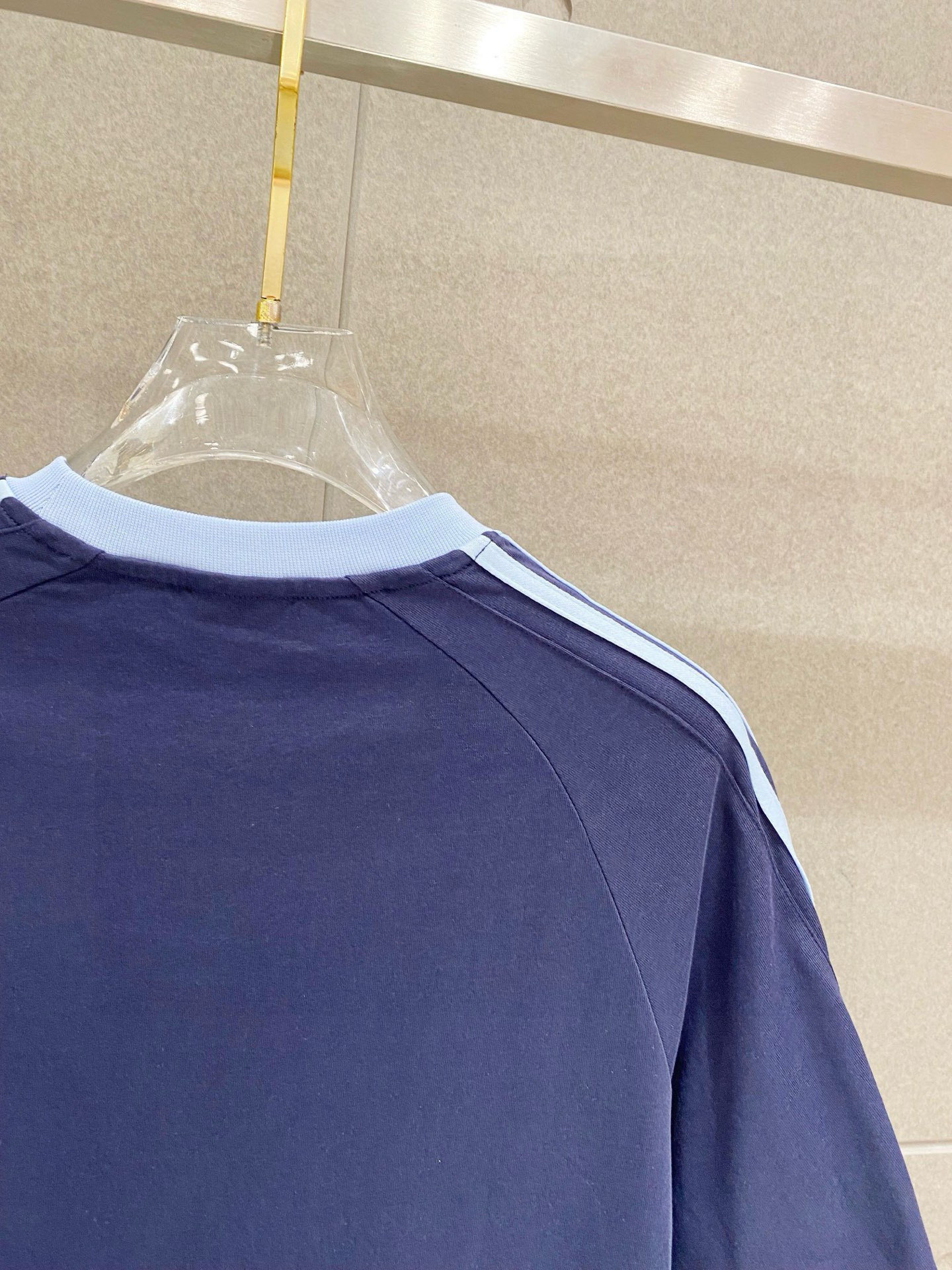 巴宝莉 25官网同步发售 欧美流行趋势 洗水分层工艺 洗水纯棉面料 柔软舒适细腻 大幅印花 提升档次 宽