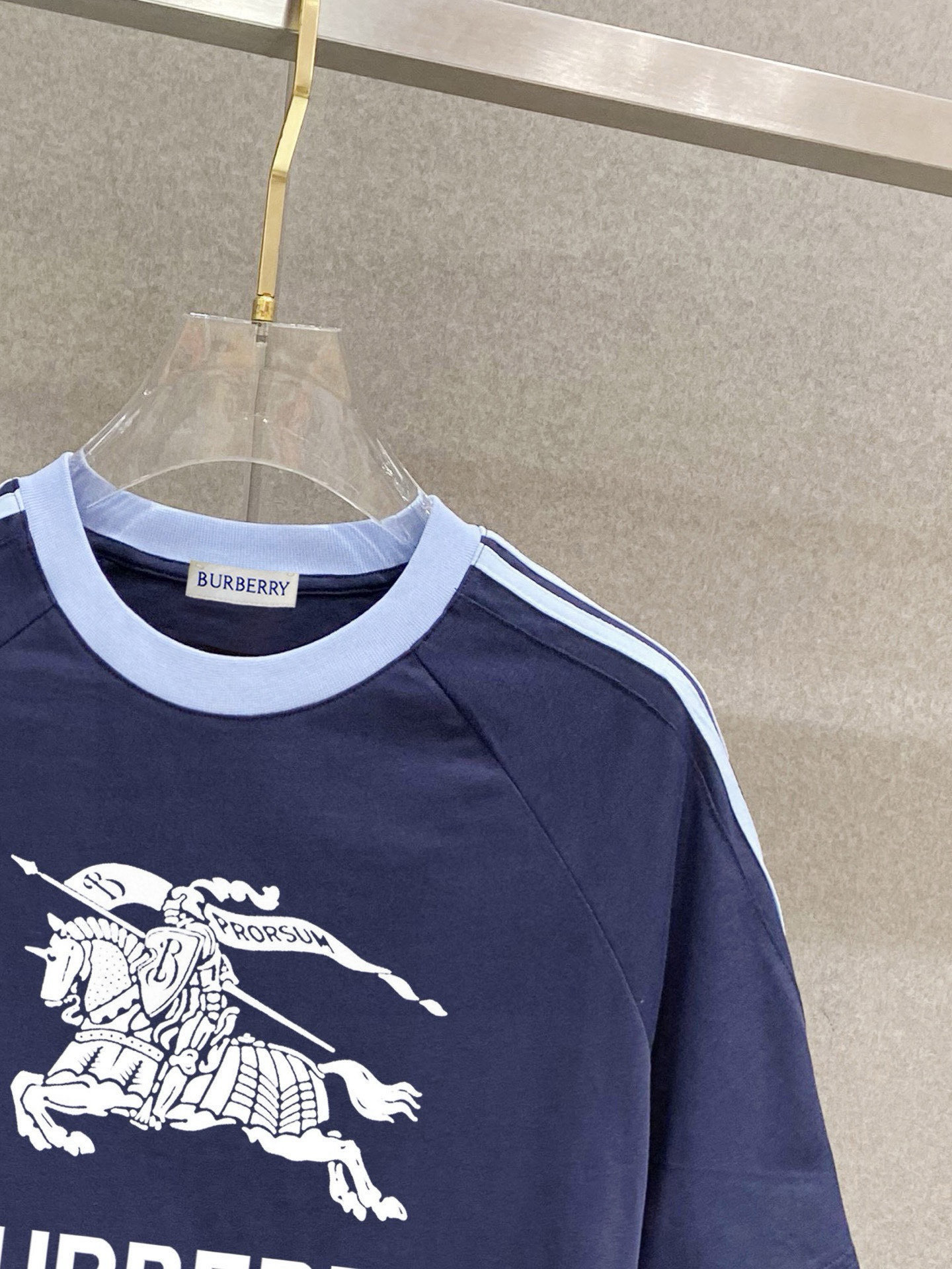 巴宝莉 25官网同步发售 欧美流行趋势 洗水分层工艺 洗水纯棉面料 柔软舒适细腻 大幅印花 提升档次 宽