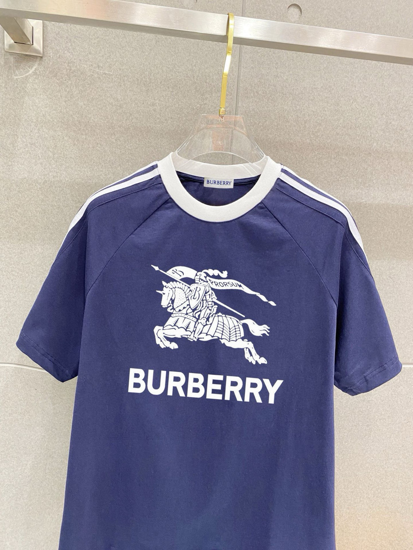 巴宝莉 25官网同步发售 欧美流行趋势 洗水分层工艺 洗水纯棉面料 柔软舒适细腻 大幅印花 提升档次 宽