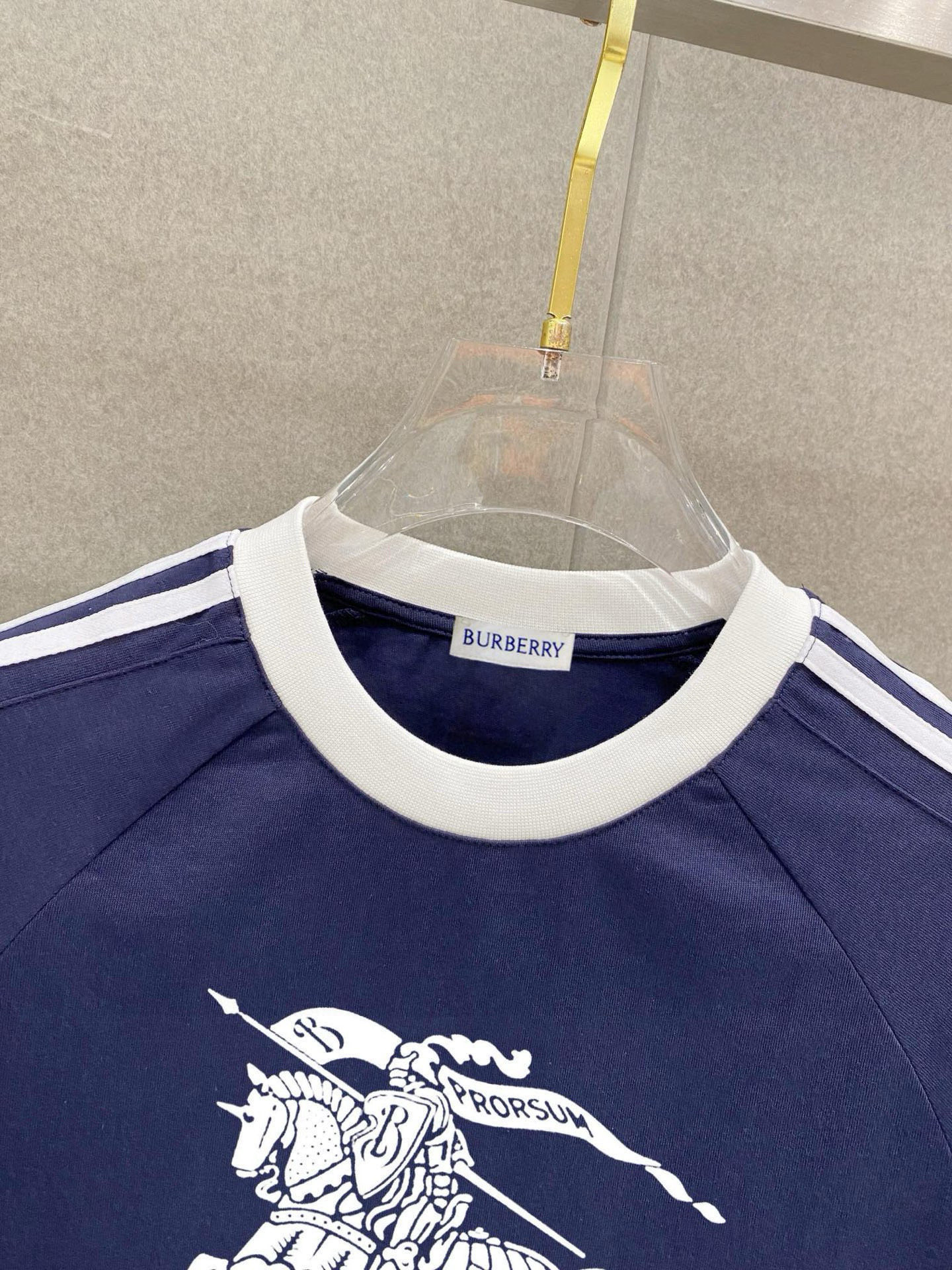 巴宝莉 25官网同步发售 欧美流行趋势 洗水分层工艺 洗水纯棉面料 柔软舒适细腻 大幅印花 提升档次 宽