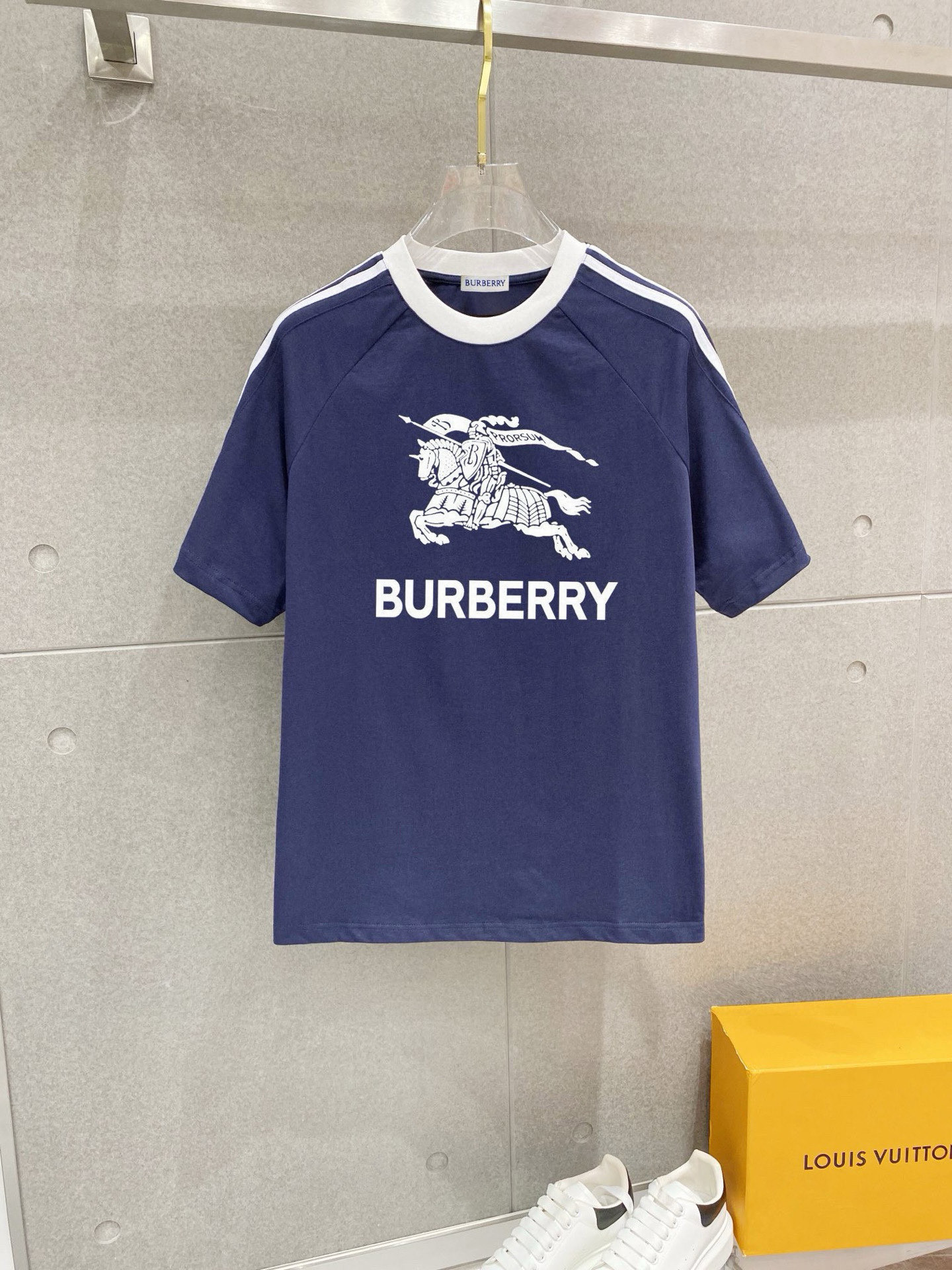 巴宝莉 25官网同步发售 欧美流行趋势 洗水分层工艺 洗水纯棉面料 柔软舒适细腻 大幅印花 提升档次 宽