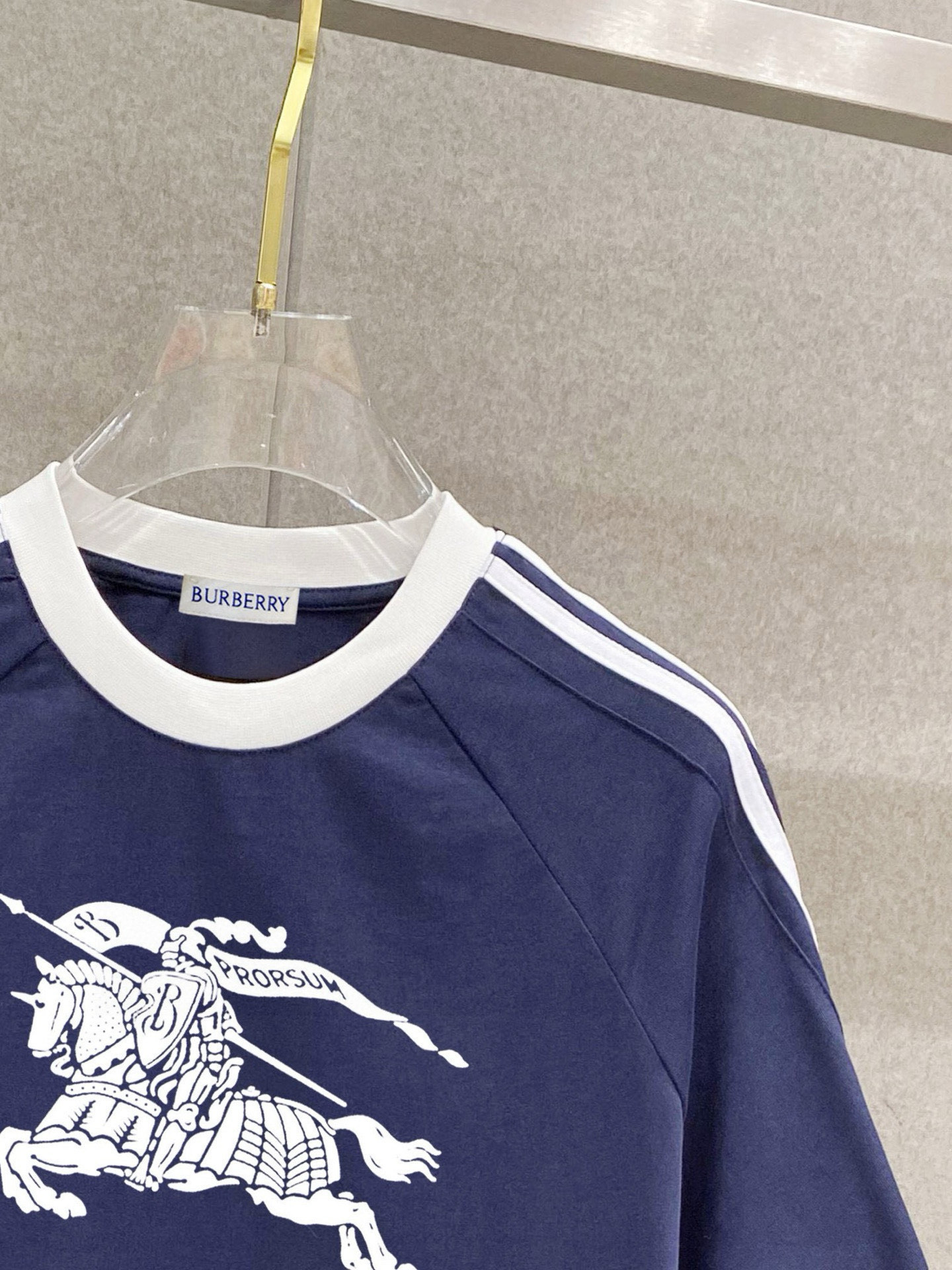 巴宝莉 25官网同步发售 欧美流行趋势 洗水分层工艺 洗水纯棉面料 柔软舒适细腻 大幅印花 提升档次 宽