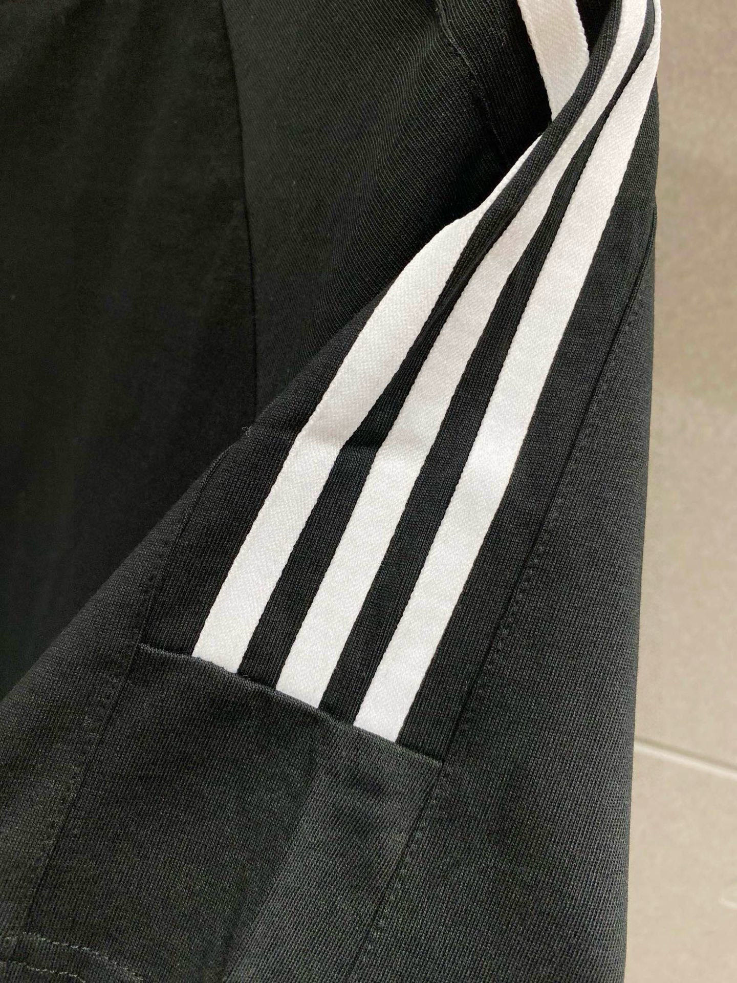 巴宝莉 25官网同步发售 欧美流行趋势 洗水分层工艺 洗水纯棉面料 柔软舒适细腻 大幅印花 提升档次 宽