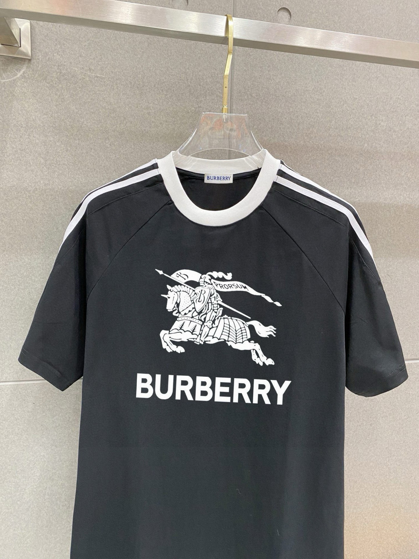 巴宝莉 25官网同步发售 欧美流行趋势 洗水分层工艺 洗水纯棉面料 柔软舒适细腻 大幅印花 提升档次 宽