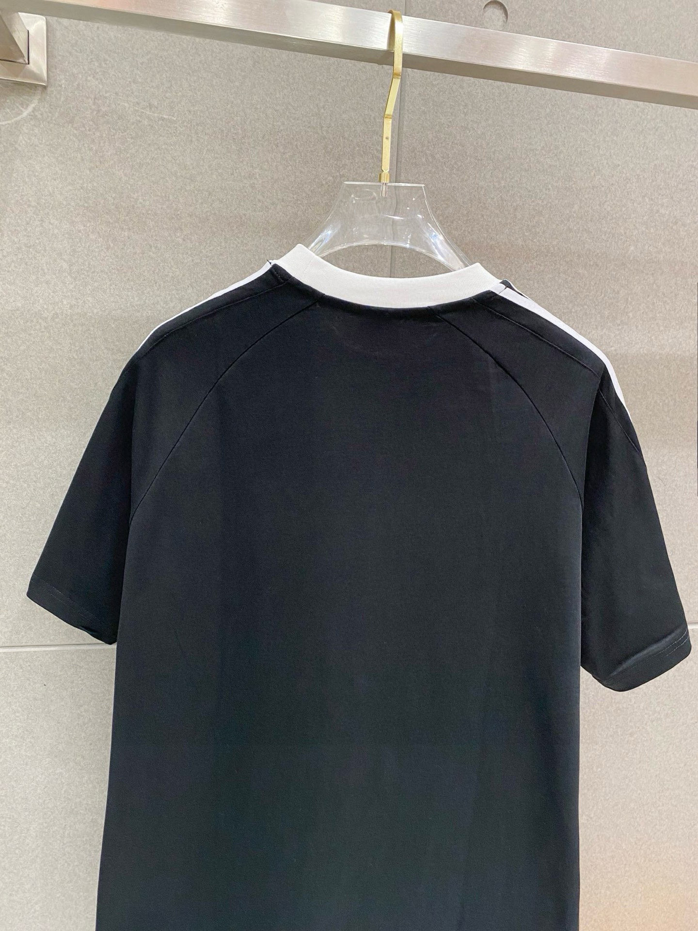 巴宝莉 25官网同步发售 欧美流行趋势 洗水分层工艺 洗水纯棉面料 柔软舒适细腻 大幅印花 提升档次 宽