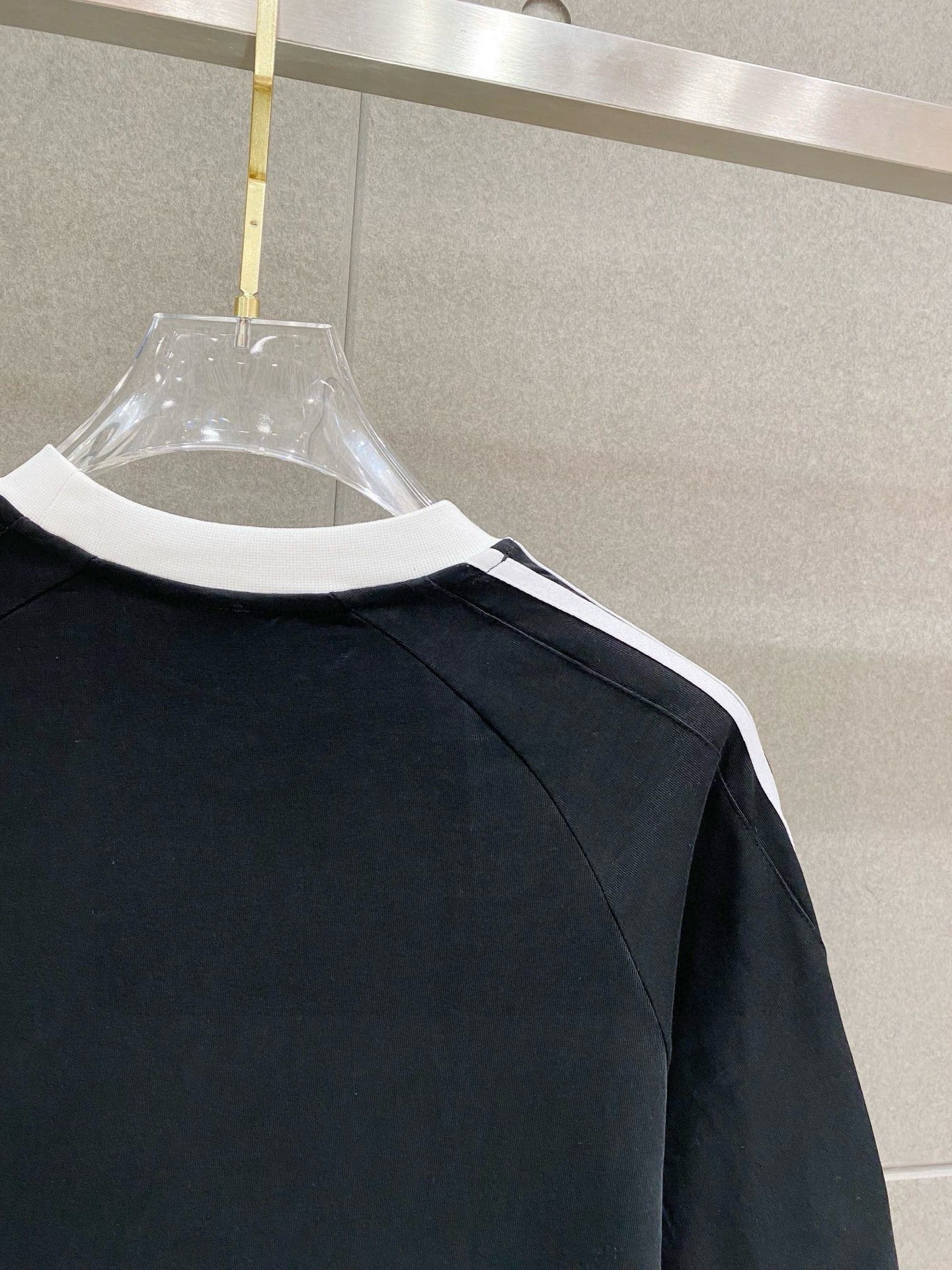 巴宝莉 25官网同步发售 欧美流行趋势 洗水分层工艺 洗水纯棉面料 柔软舒适细腻 大幅印花 提升档次 宽