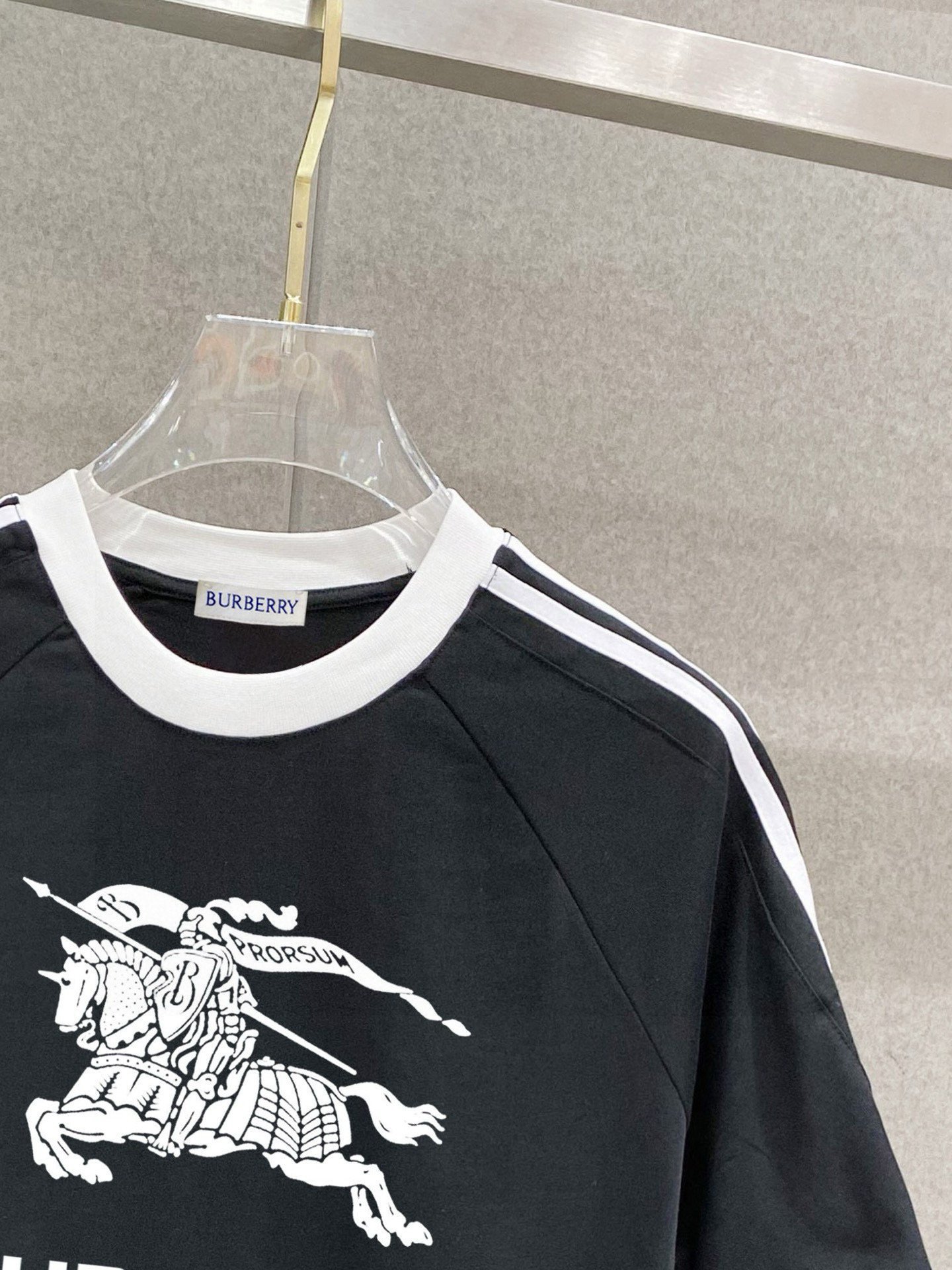 巴宝莉 25官网同步发售 欧美流行趋势 洗水分层工艺 洗水纯棉面料 柔软舒适细腻 大幅印花 提升档次 宽